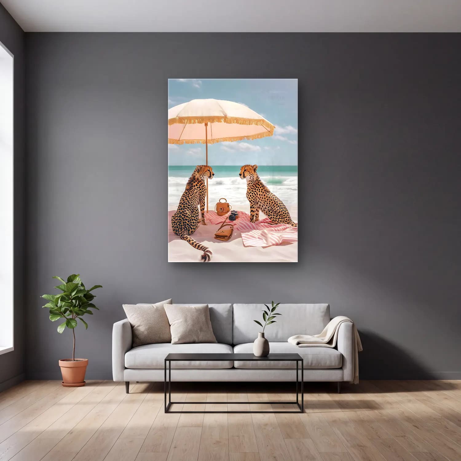 Pastel Leopar No. 13 cam tablo — gri duvarlı salonda