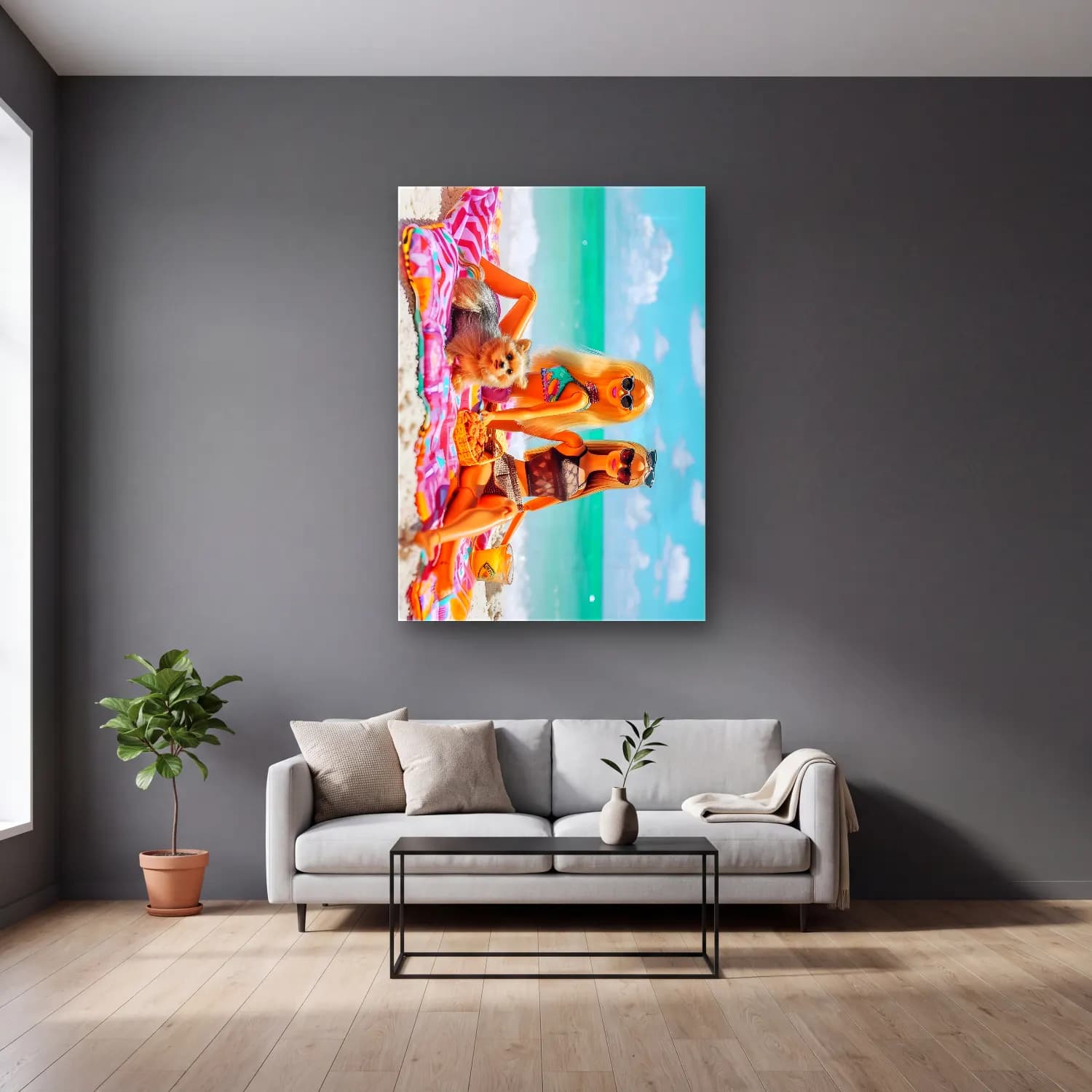 Pastel Sahilde İnsanlar No. 4 cam tablo — gri duvarlı salonda