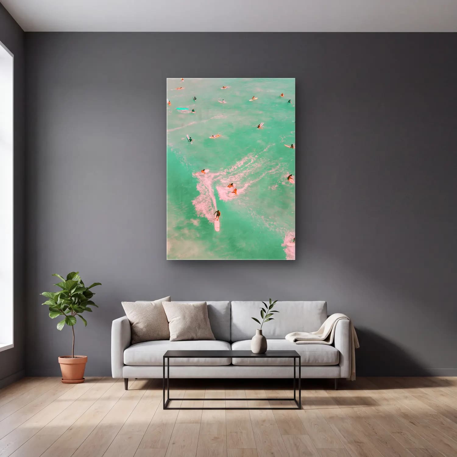 Pastel Sahilde İnsanlar No. 7 cam tablo — gri duvarlı salonda