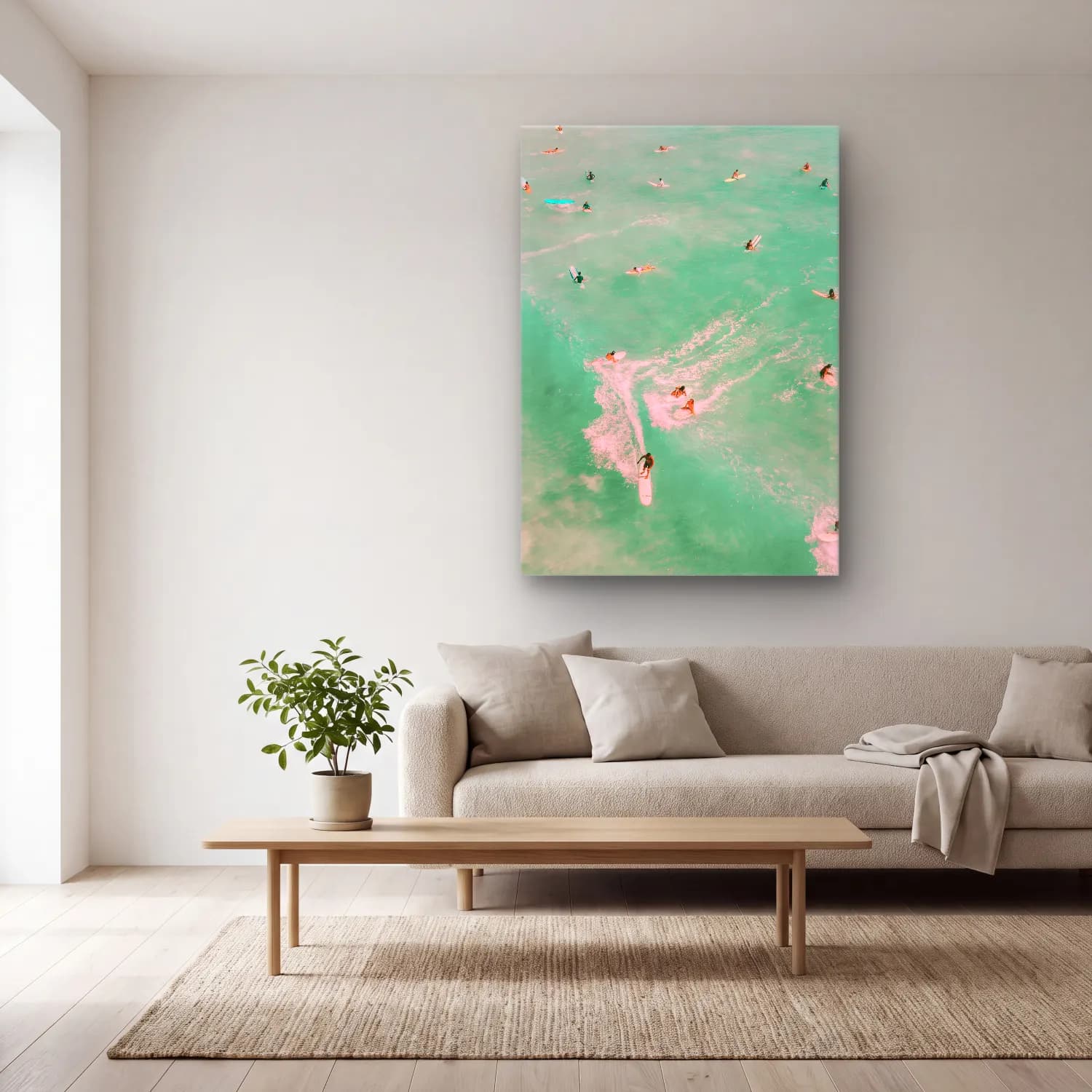 Pastel Sahilde İnsanlar No. 7 cam tablo — açık renk salonda
