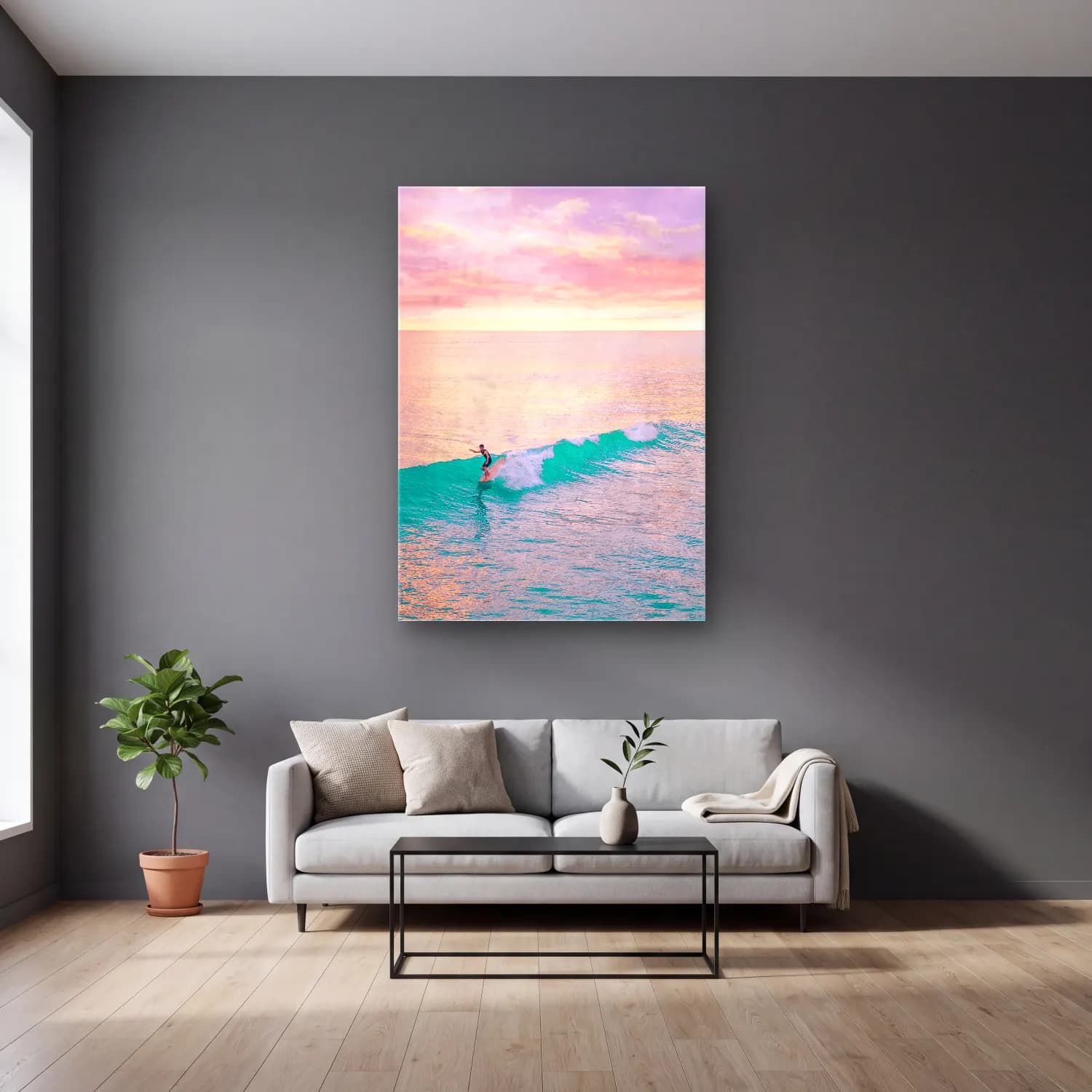 Pastel Sörf No. 5 cam tablo — gri duvarlı salonda