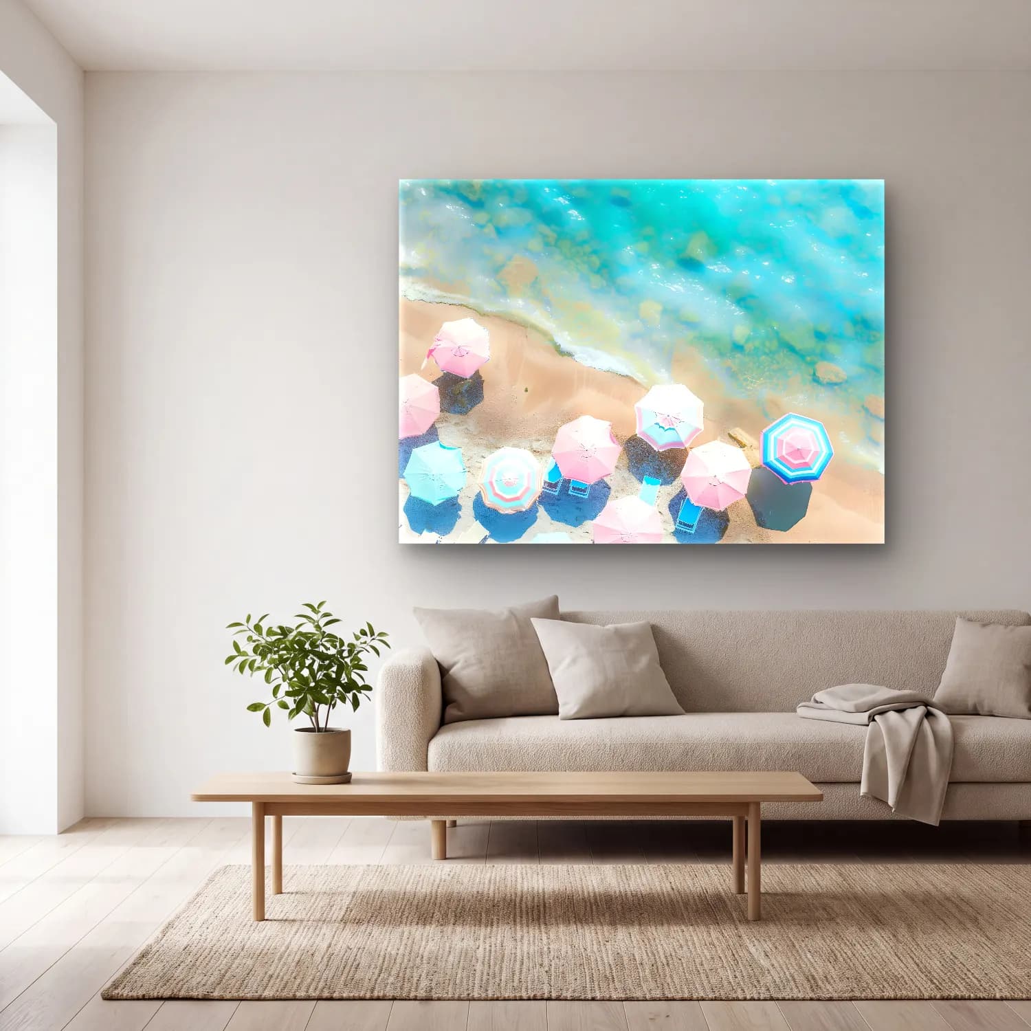 Pastel Plaj Şemsiyeleri No. 6 cam tablo — açık renk salonda