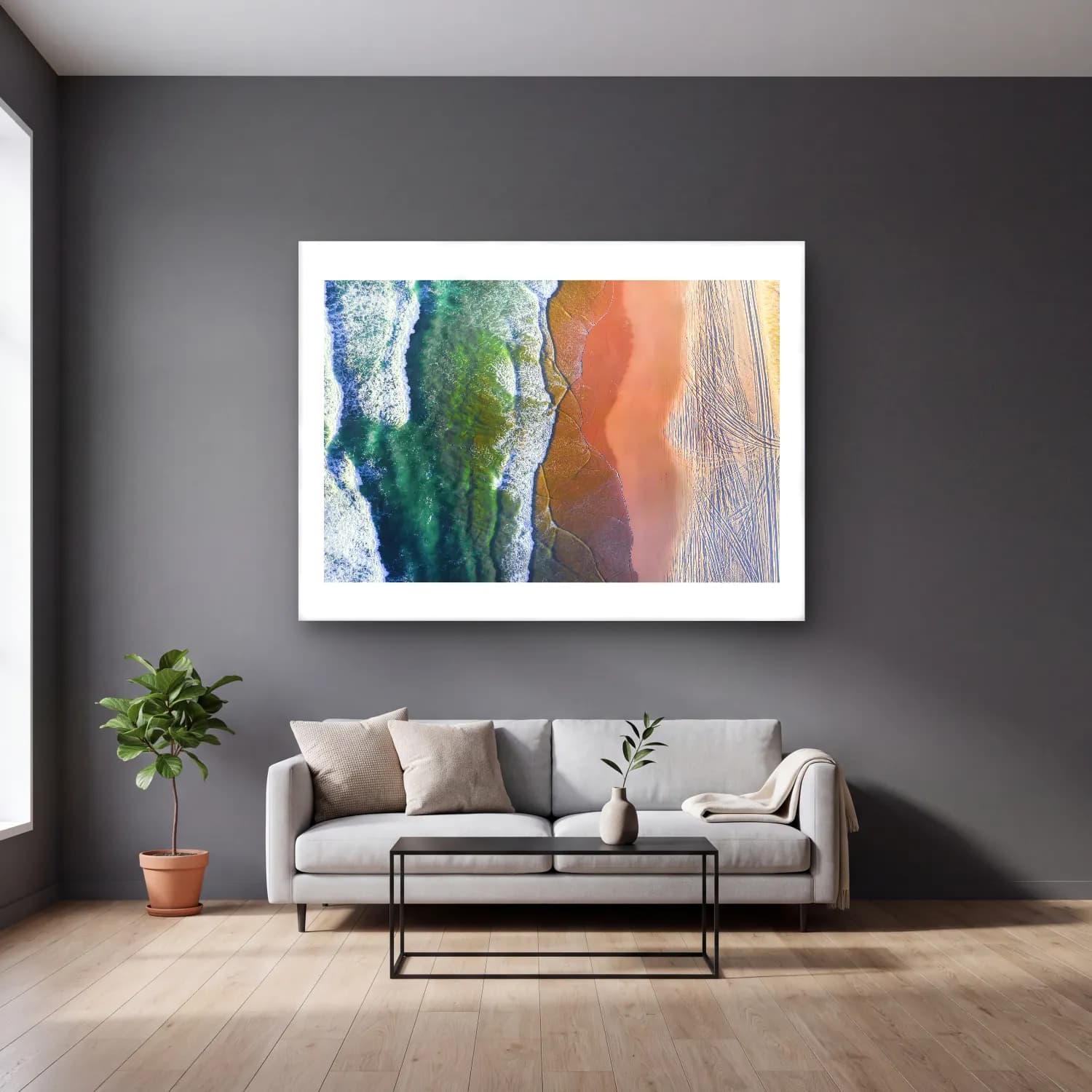 Pastel Dalgalı Sahil No. 33 cam tablo — gri duvarlı salonda