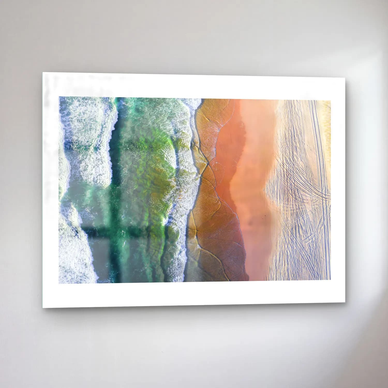 Pastel Dalgalı Sahil No. 33 cam tablo — sol açıdan görünüm