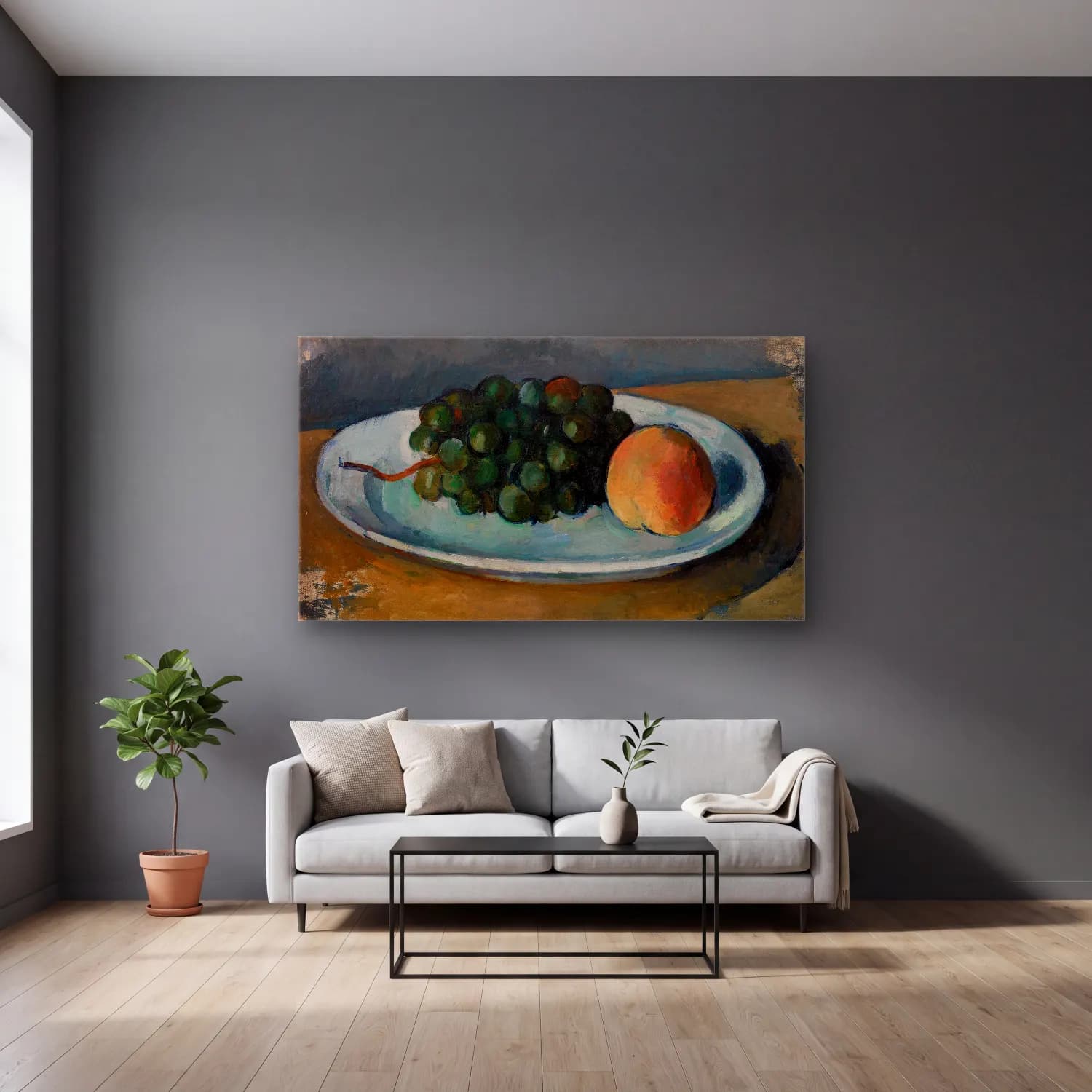 Paul Cézanne – Grapes and Peach on a Plate (Grappe de raisin et pêche sur… cam tablo — gri duvarlı salonda