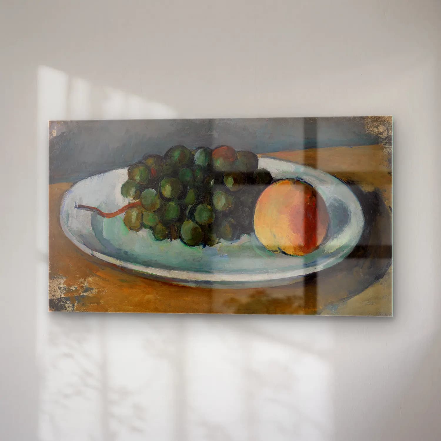 Paul Cézanne – Grapes and Peach on a Plate (Grappe de raisin et pêche sur… cam tablo — sağ açıdan görünüm