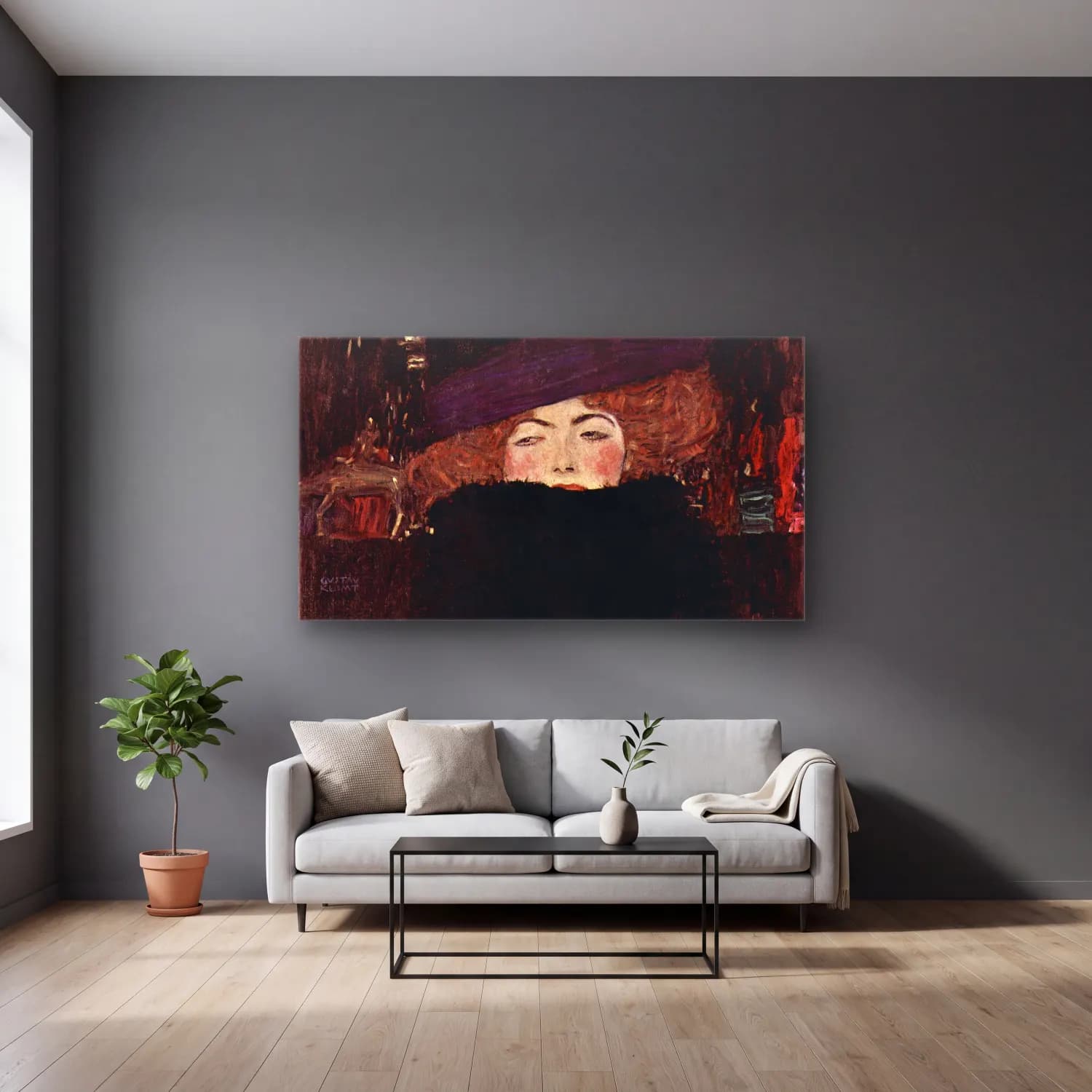 Gustav Klimt – Dame mit Hut und Federboa cam tablo — gri duvarlı salonda