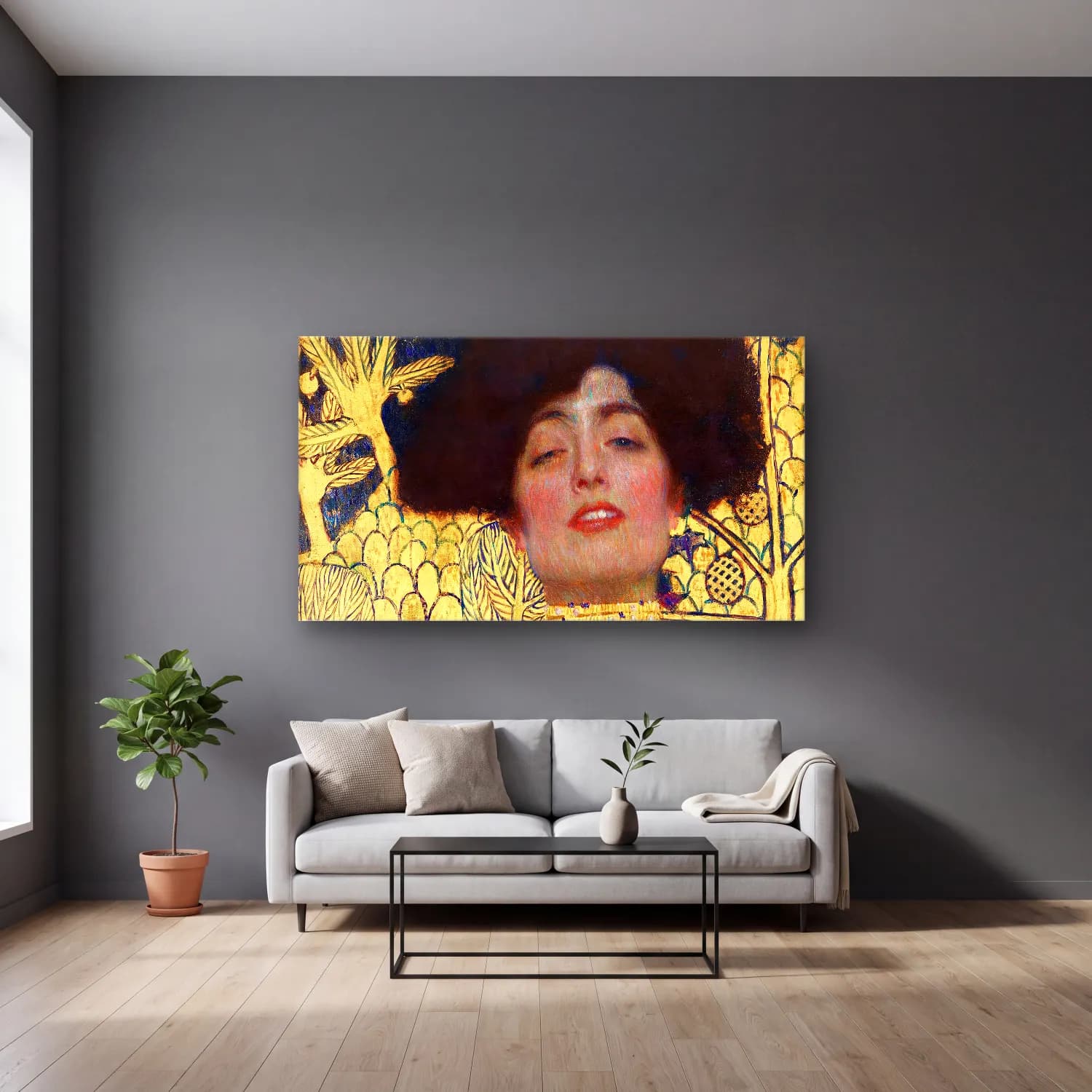 Gustav Klimt – Judith and the Head of Holofernes cam tablo — gri duvarlı salonda