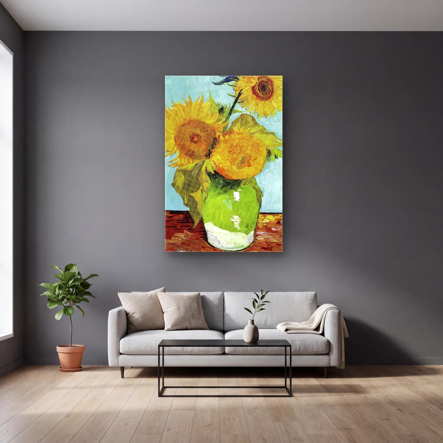 Vincent van Gogh – Vase with Three Sunflowers cam tablo — gri duvarlı salonda