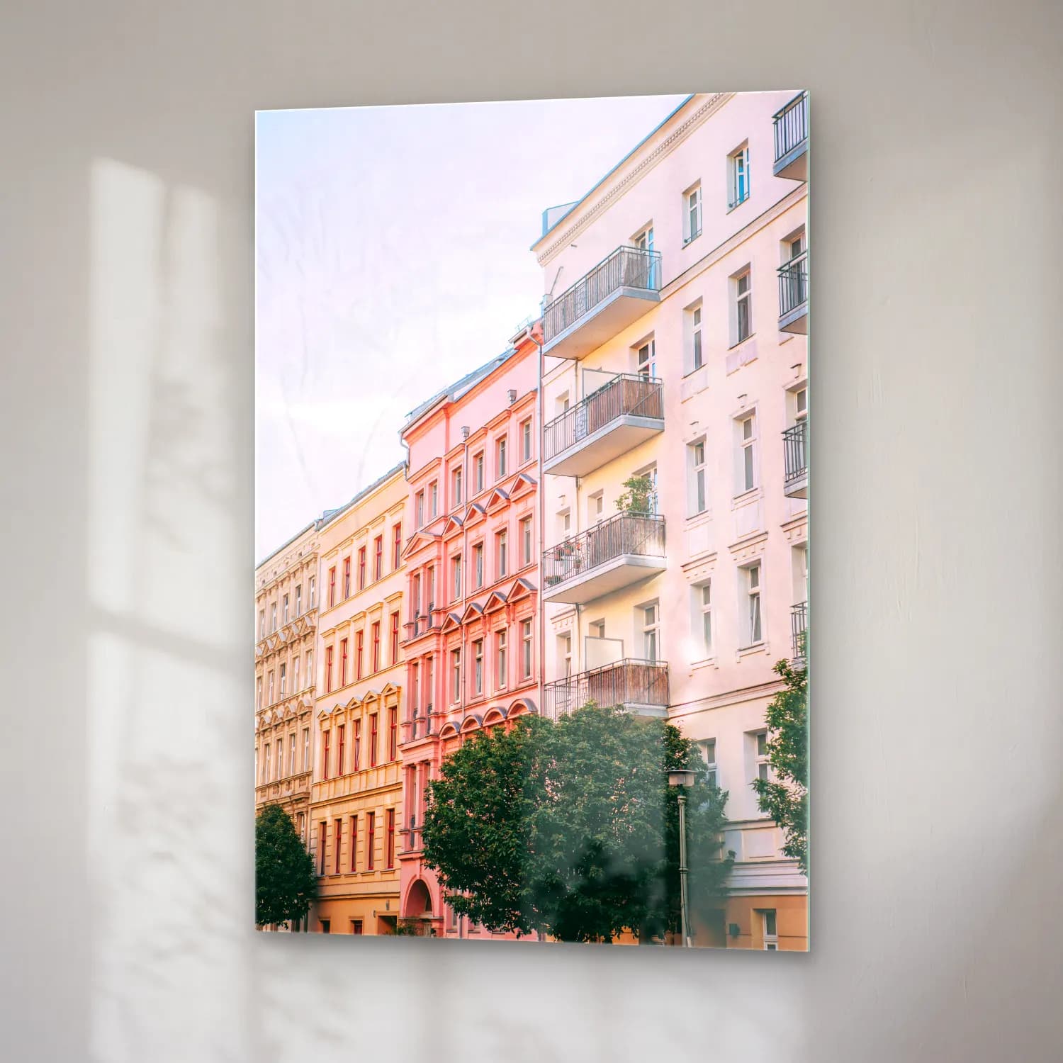 Pastel Kafeli Avrupa Sokağı No. 5 cam tablo — sağ açıdan görünüm