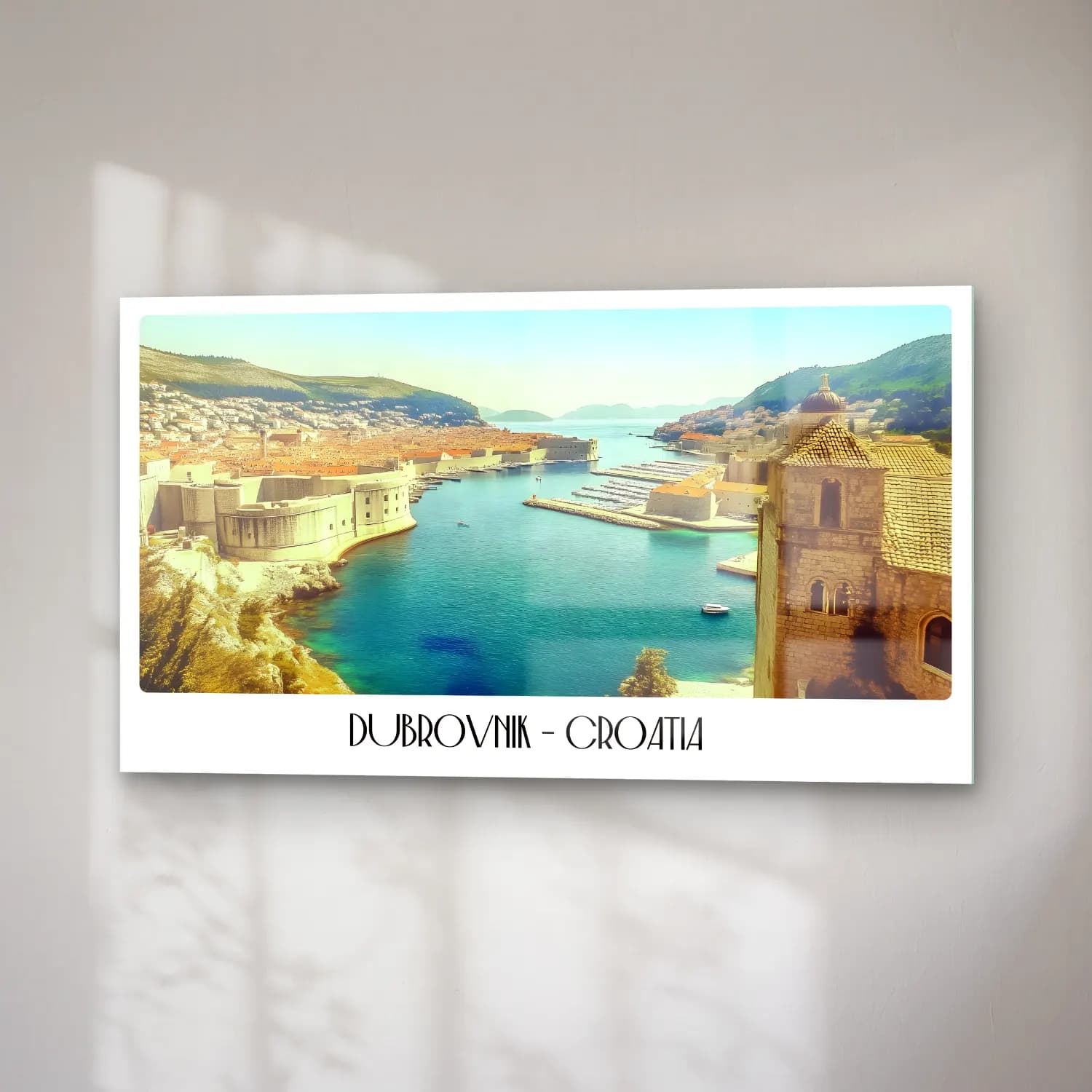 Vintage Poster Akdeniz Sahil Kasabası No. 6 cam tablo — sağ açıdan görünüm