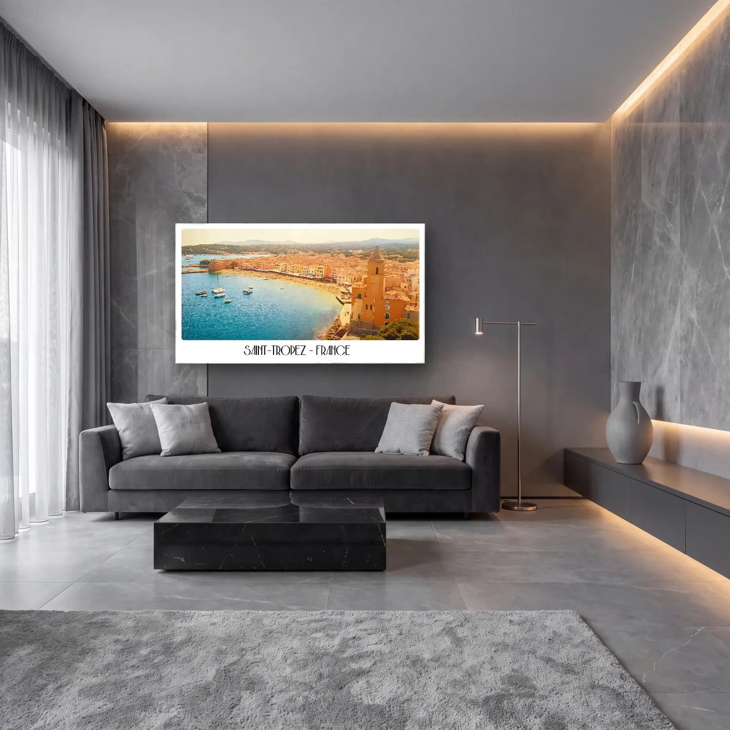 Pastel Akdeniz Sahil Kasabası – Bej Tonlar cam tablo — lüks salon duvarında