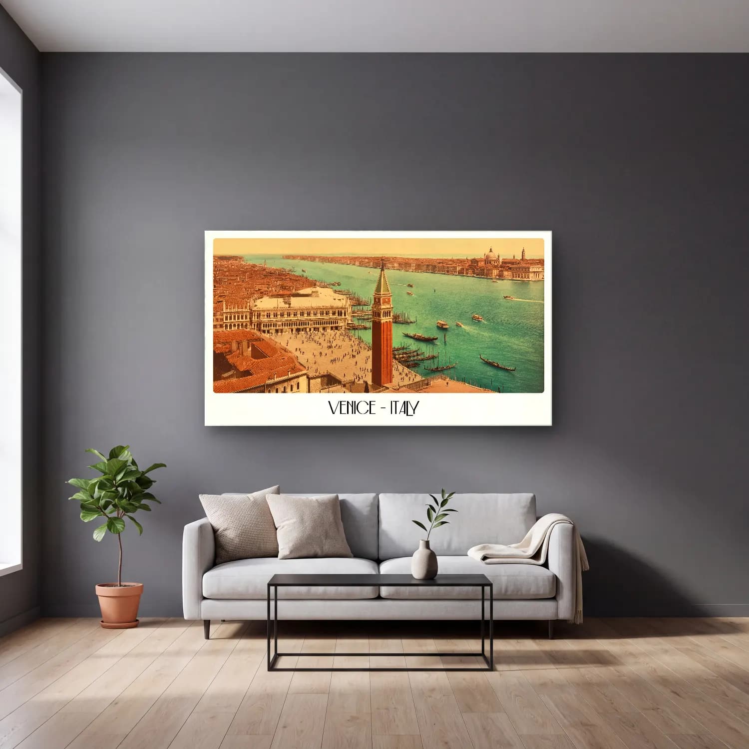 Vintage Poster Venedik Kanalları – Sarı Tonlar cam tablo — gri duvarlı salonda