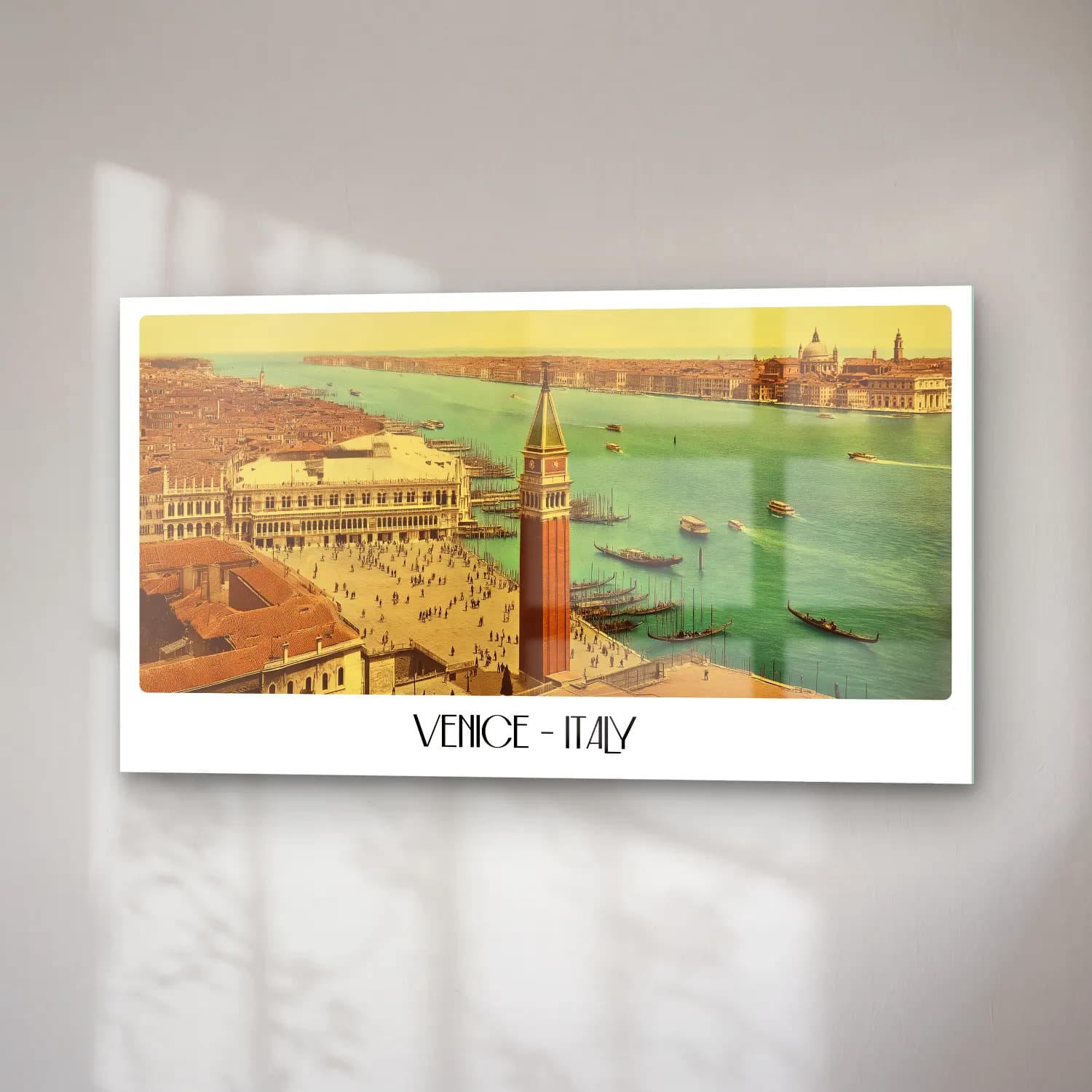 Vintage Poster Venedik Kanalları – Sarı Tonlar cam tablo — sağ açıdan görünüm