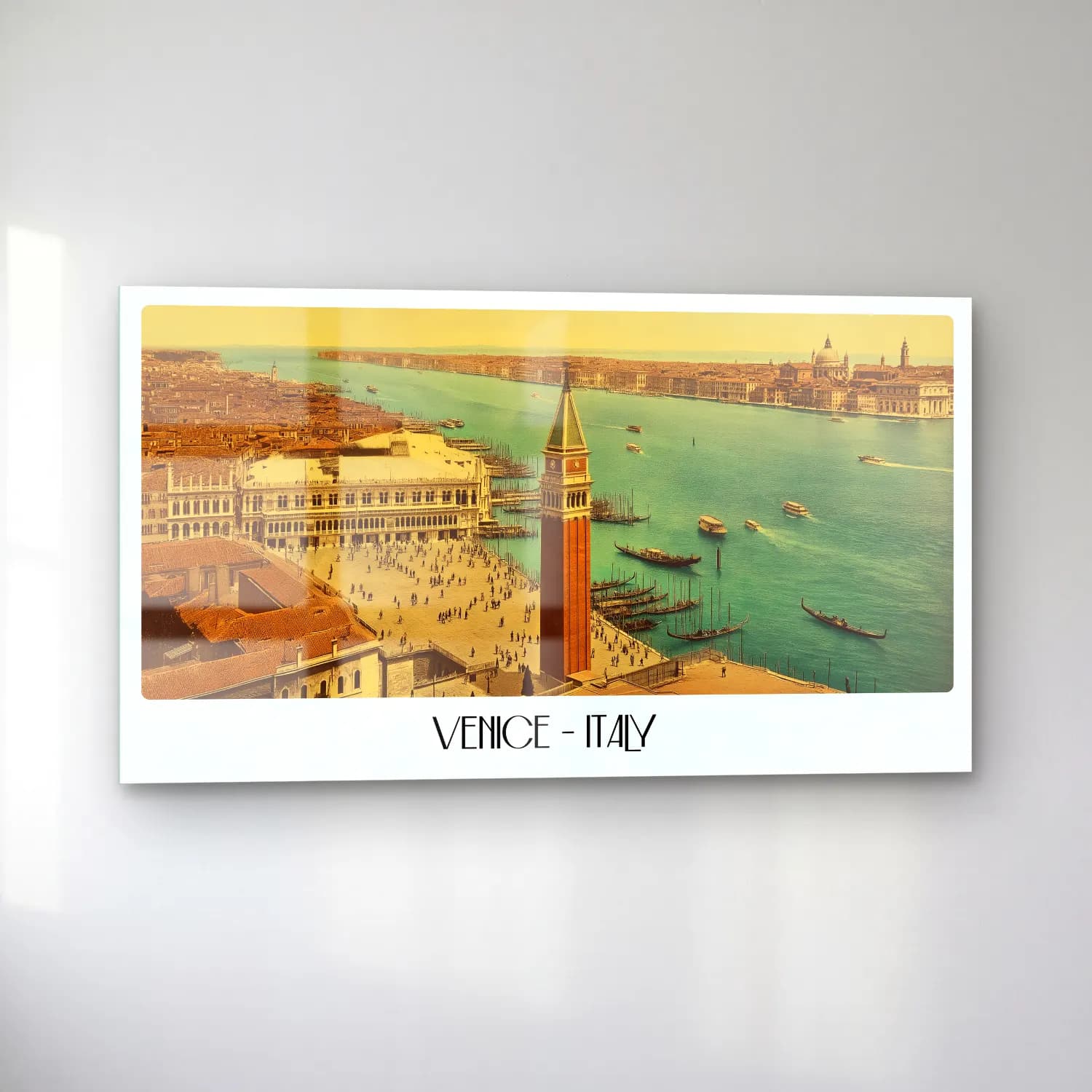 Vintage Poster Venedik Kanalları – Sarı Tonlar cam tablo — sol açıdan görünüm