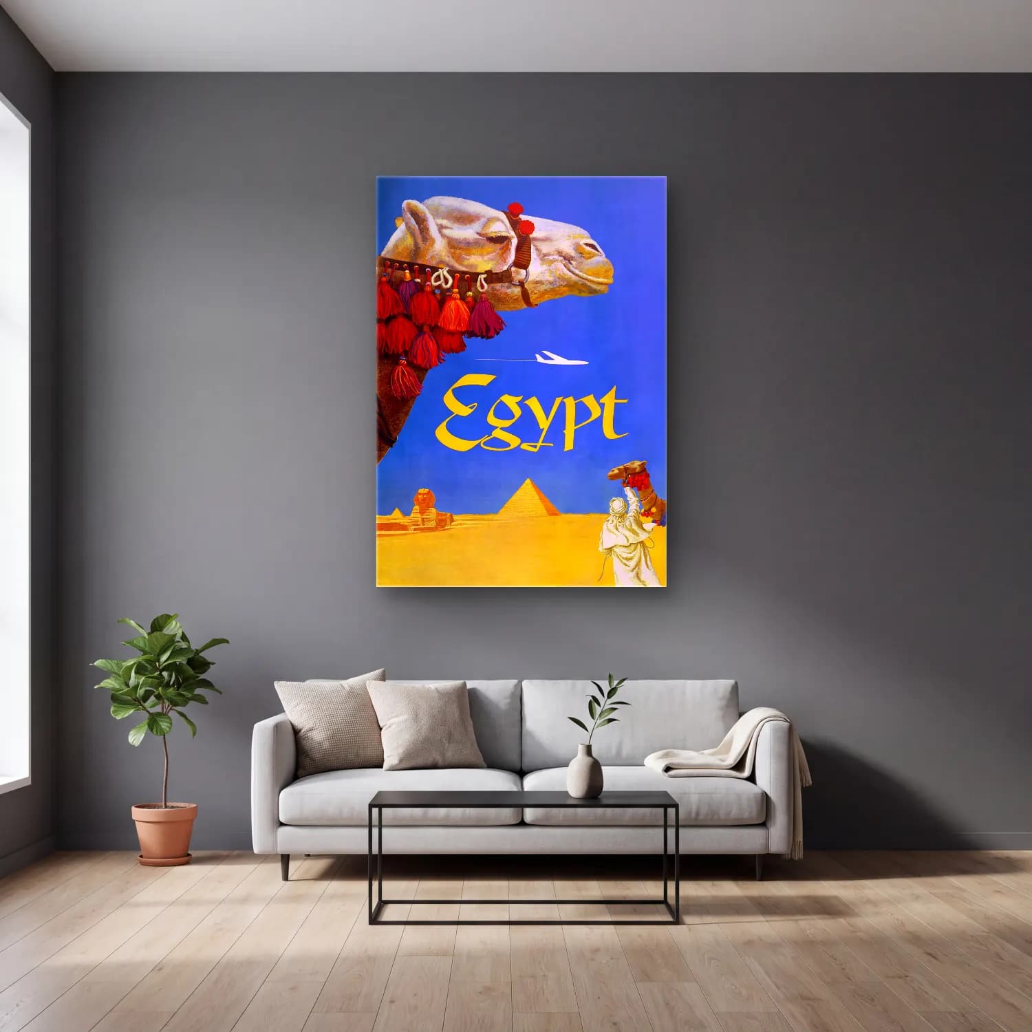Vintage Poster Mısır Piramitleri – Sarı Tonlar cam tablo — gri duvarlı salonda