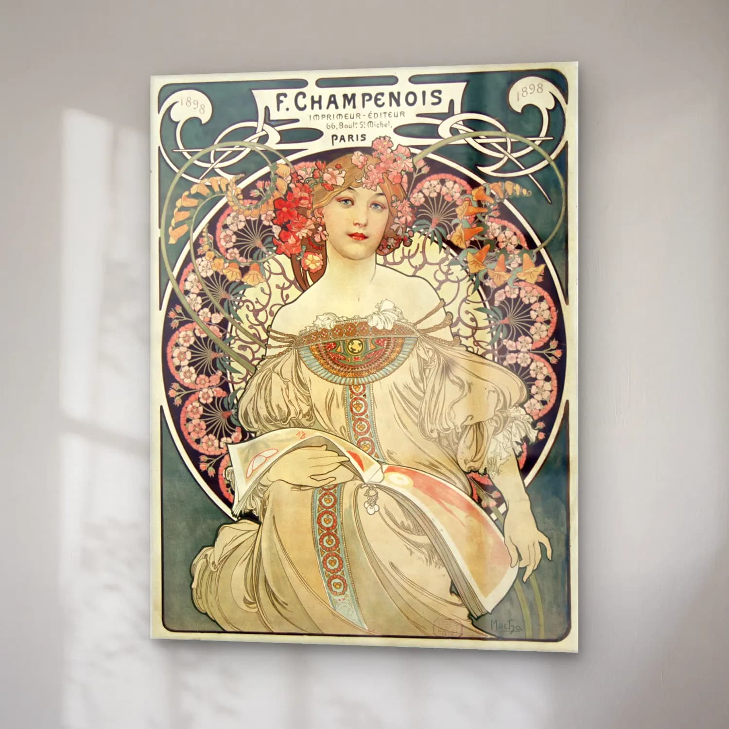 Vintage Poster Elbiseli Kadın No. 9 cam tablo — sağ açıdan görünüm