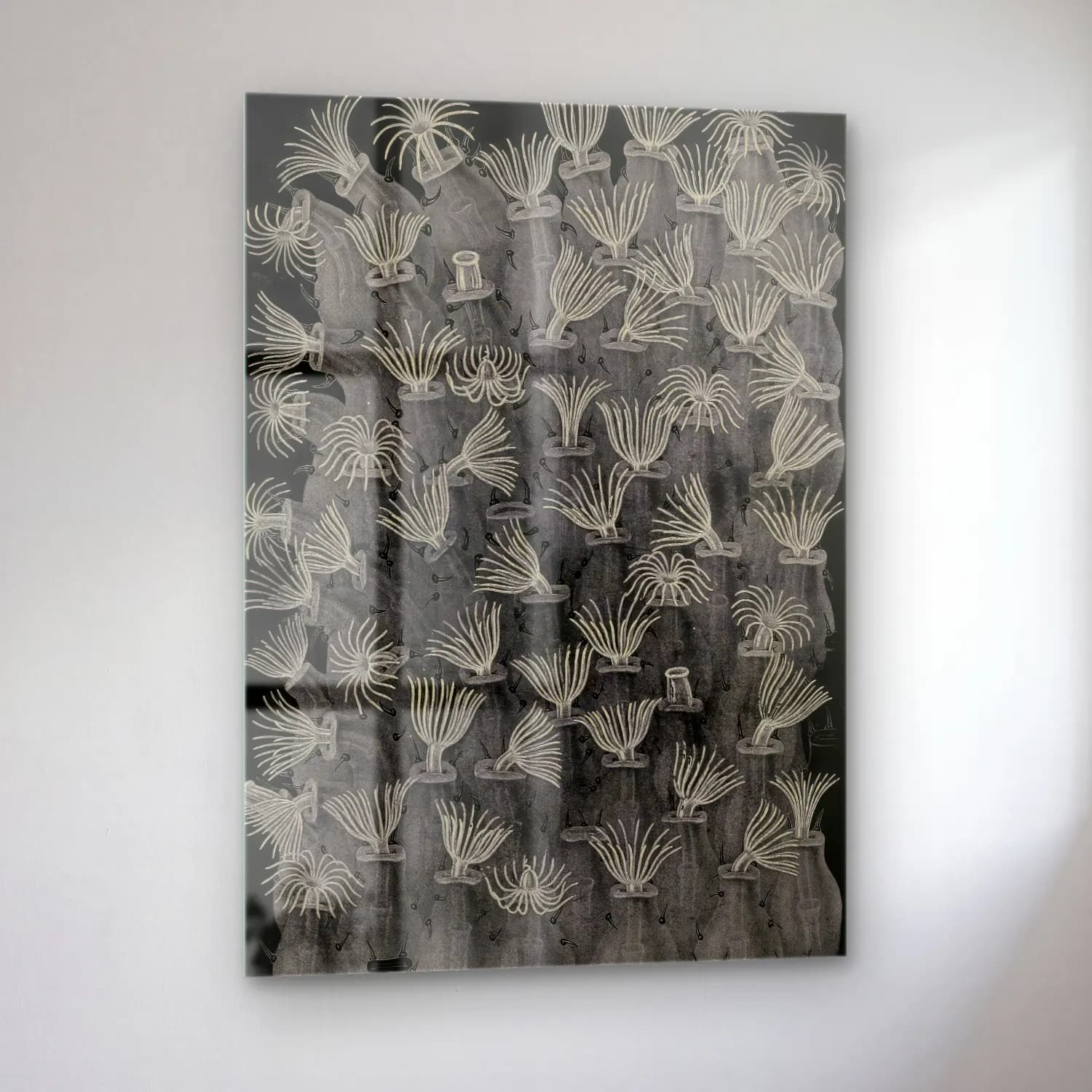 Siyah Beyaz Çiçek Deseni No. 4 cam tablo — sol açıdan görünüm