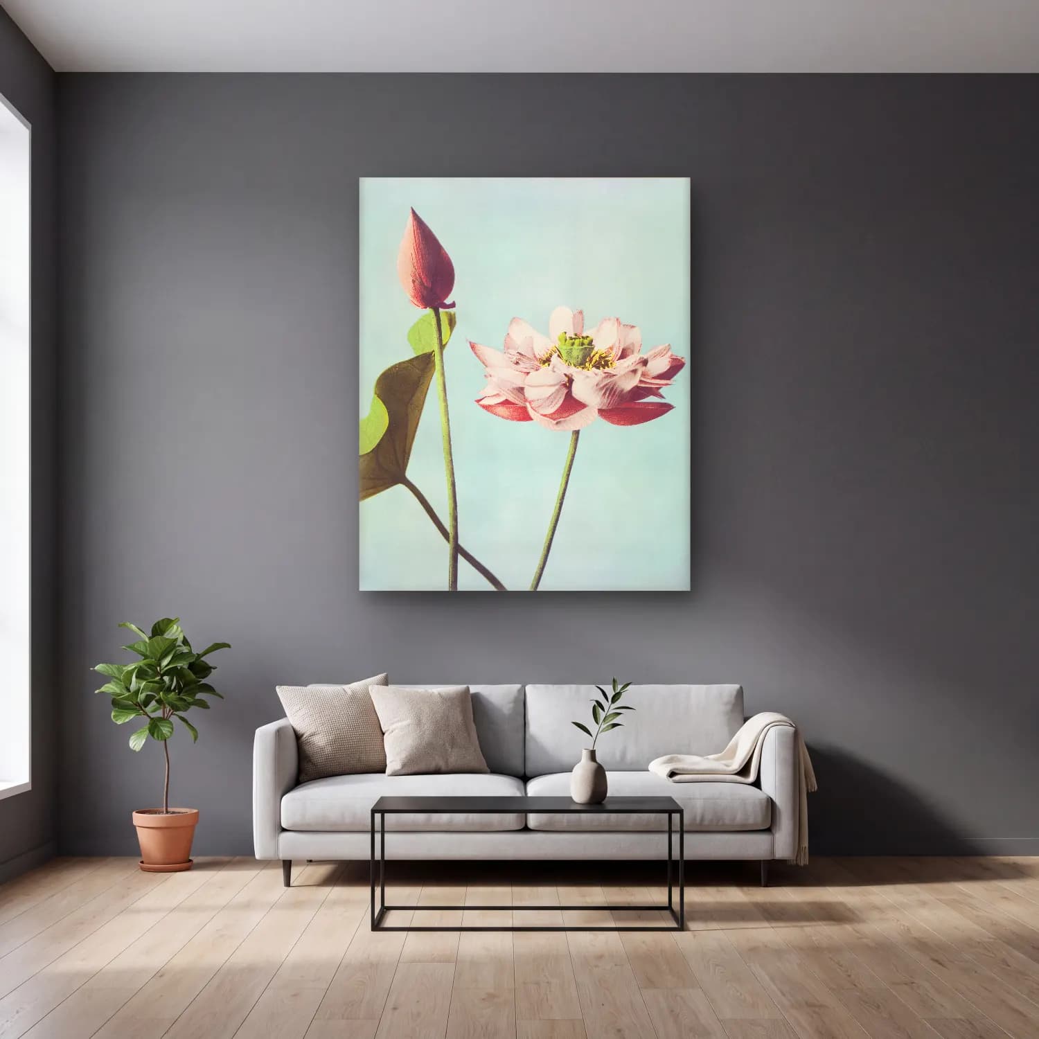 Botanik İllüstrasyon Lotus Çiçekleri No. 7 cam tablo — gri duvarlı salonda