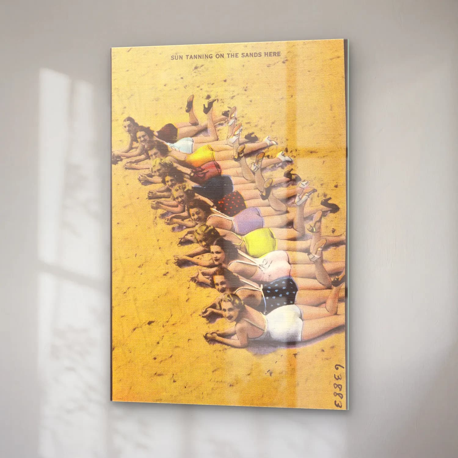 Vintage Poster Sahilde İnsanlar No. 3 cam tablo — sağ açıdan görünüm