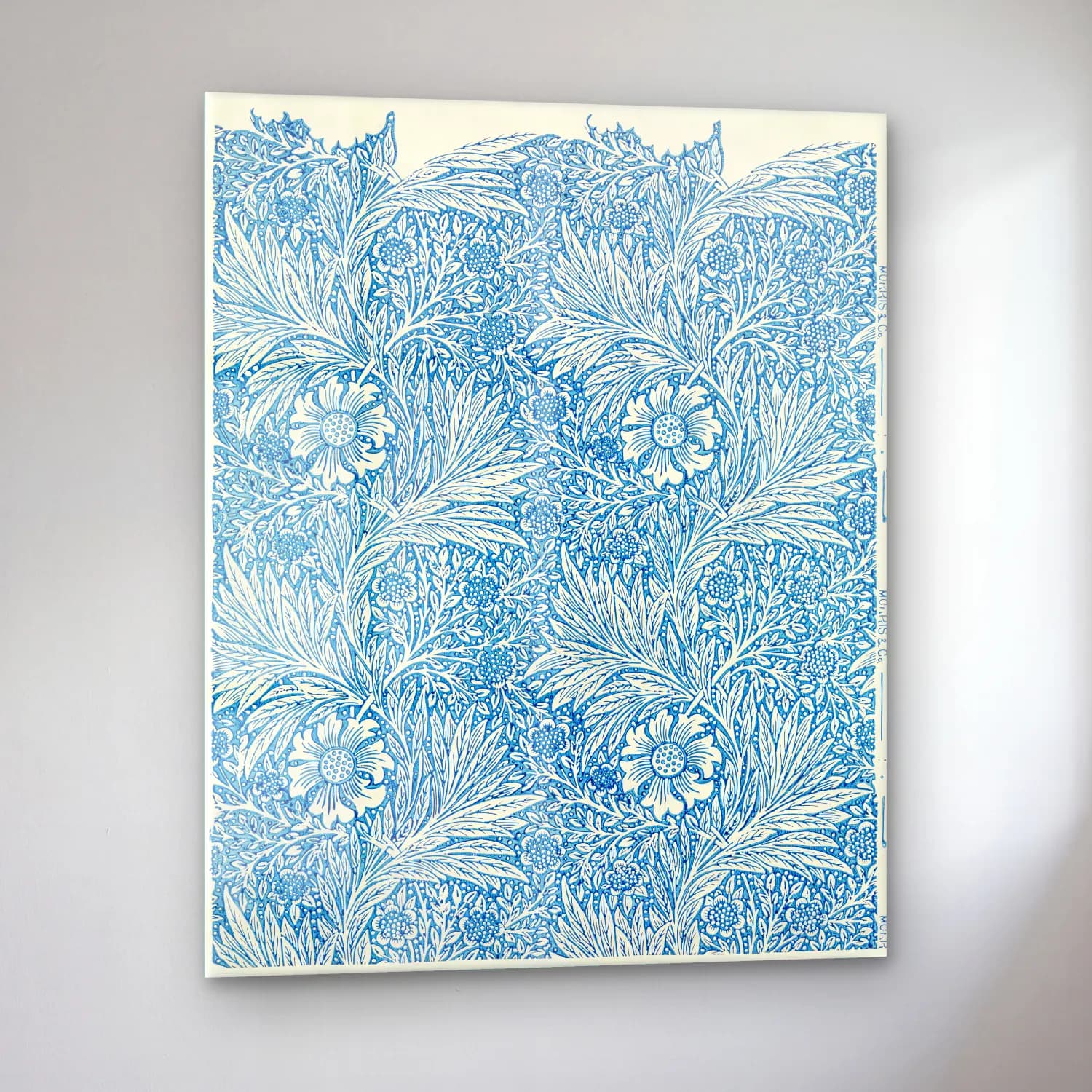 Blue Marigold – William Morris s cam tablo — sol açıdan görünüm