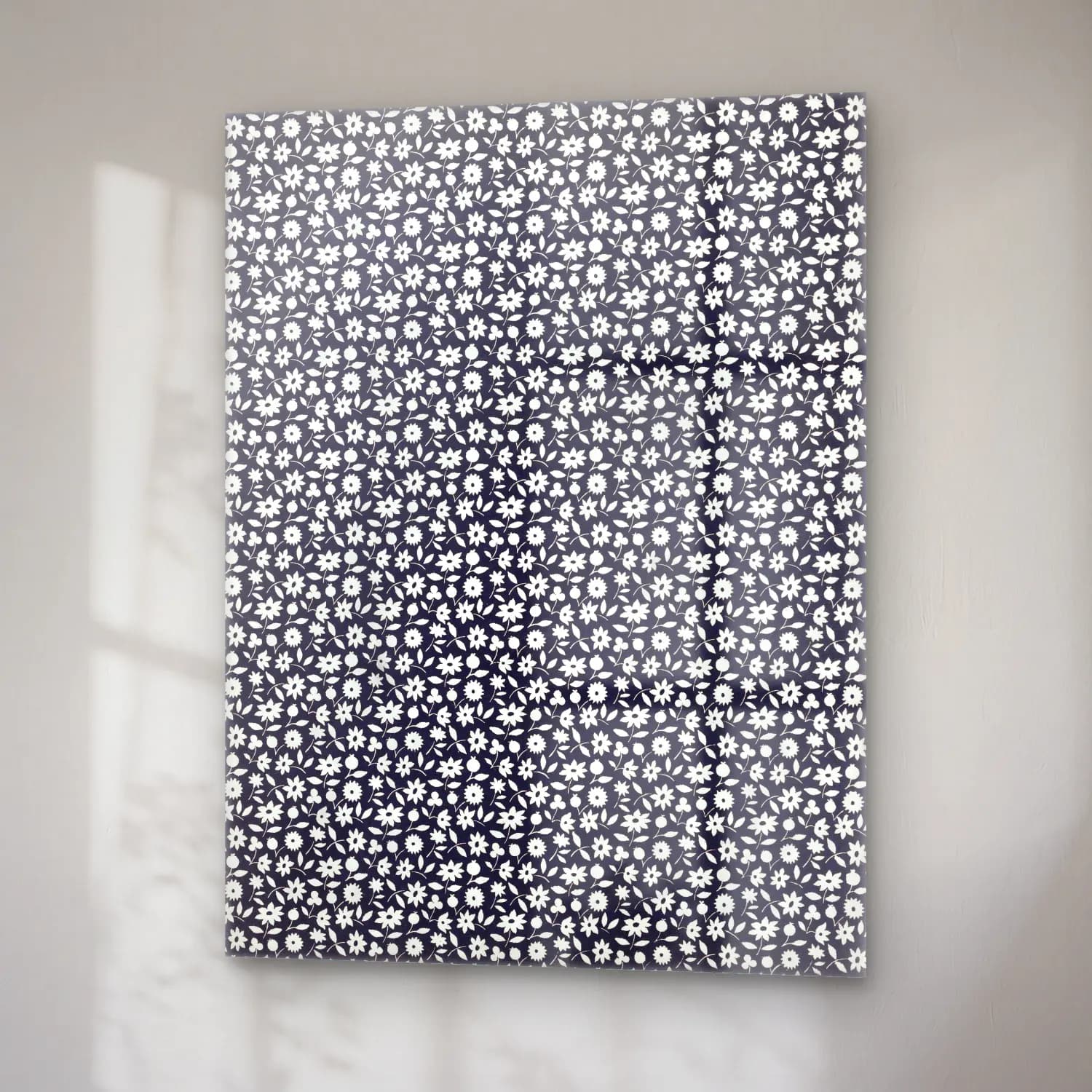 Charles Goy – White flowers pattern in cam tablo — sağ açıdan görünüm