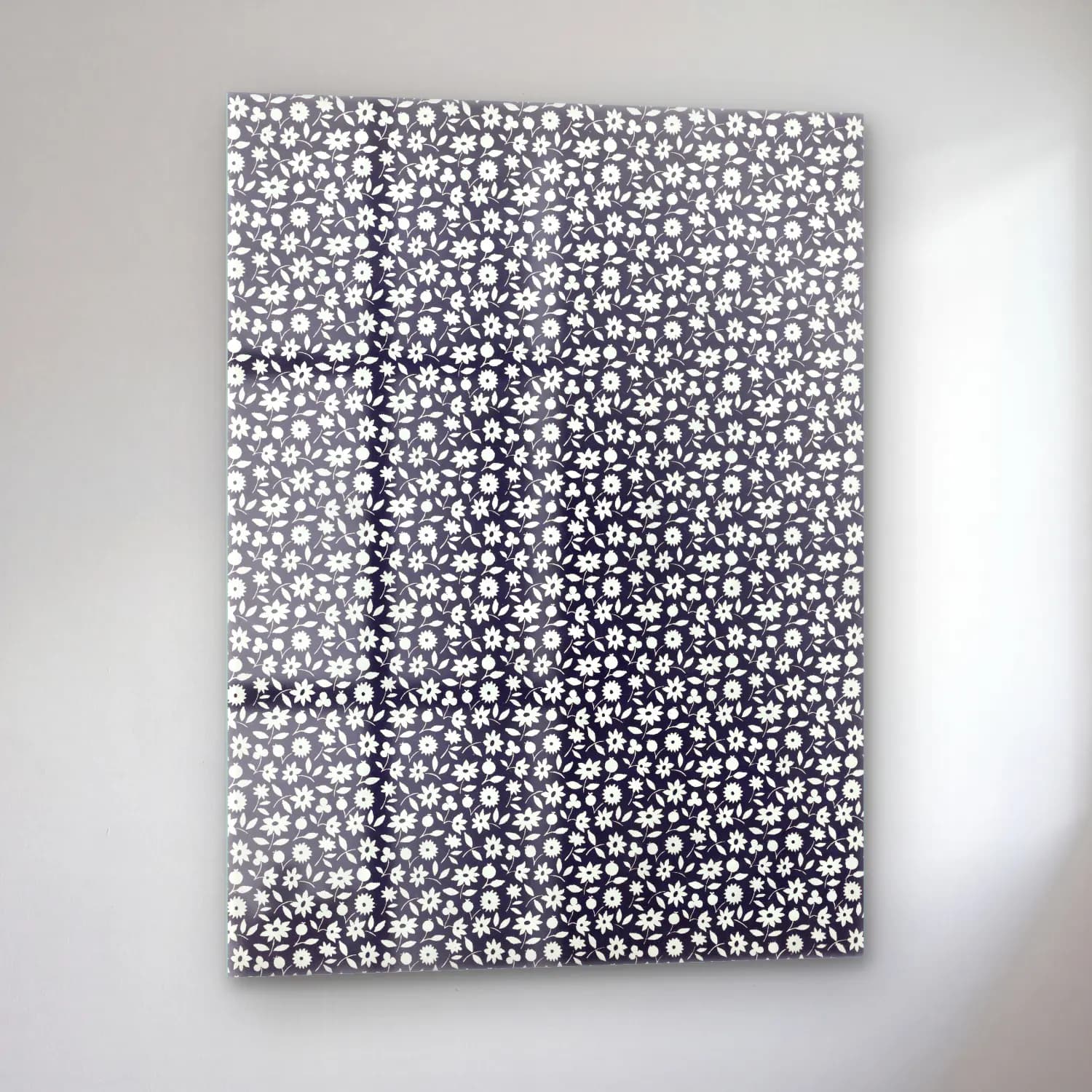 Charles Goy – White flowers pattern in cam tablo — sol açıdan görünüm