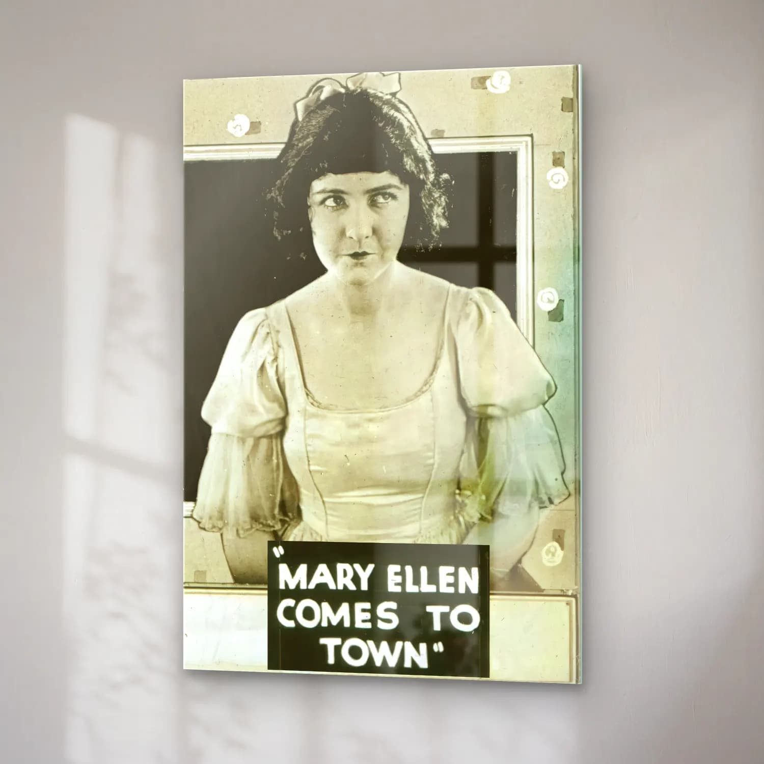 Vintage Poster Elbiseli Kadın No. 39 cam tablo — sağ açıdan görünüm