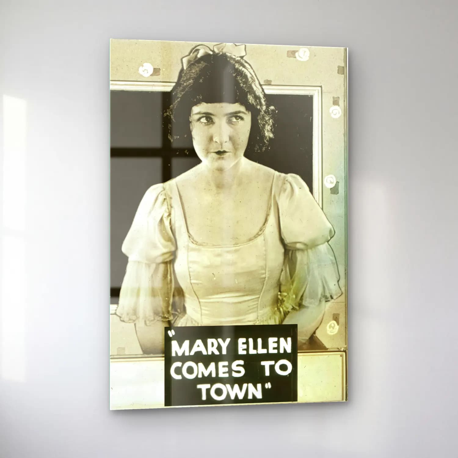 Vintage Poster Elbiseli Kadın No. 39 cam tablo — sol açıdan görünüm