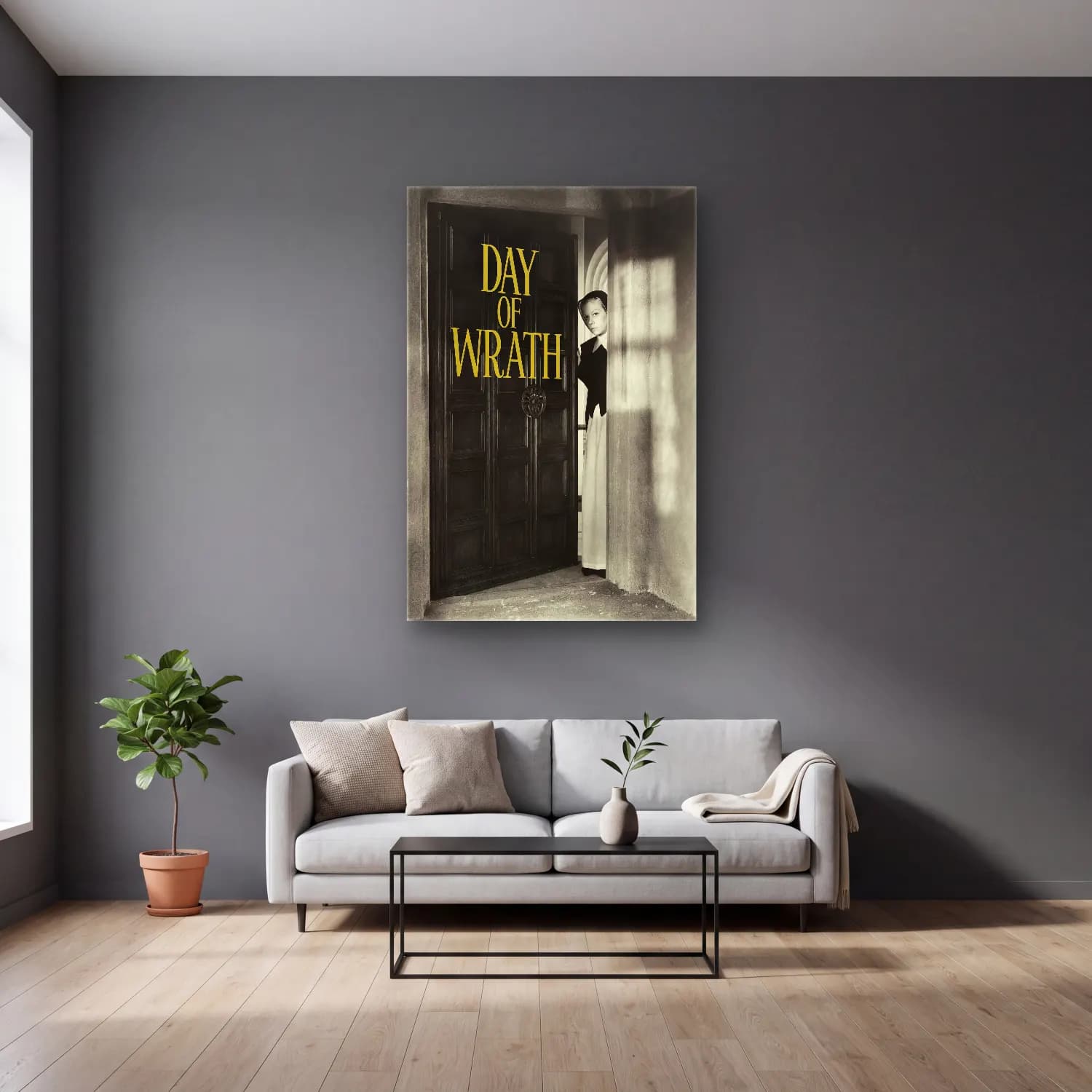 Vintage Poster Çelenk cam tablo — gri duvarlı salonda