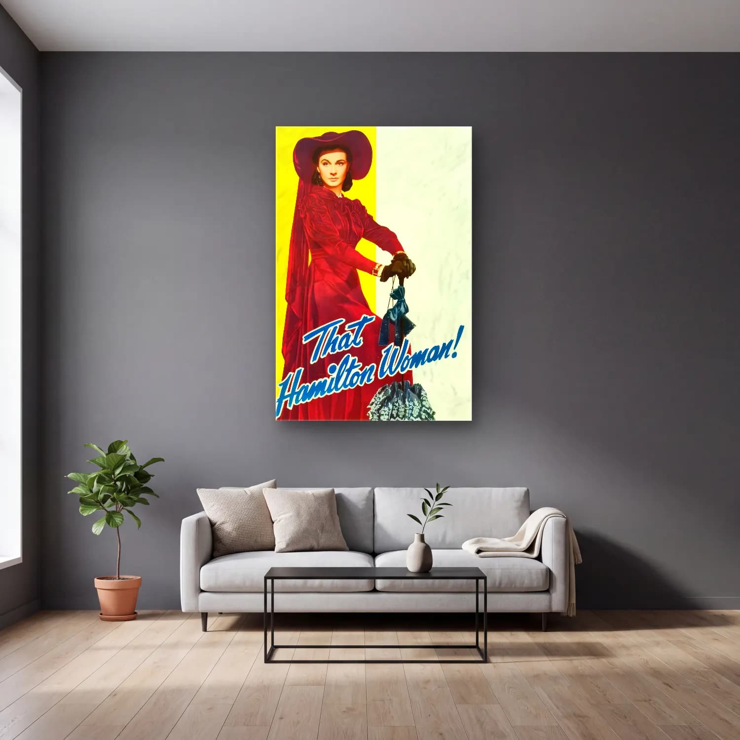 Vintage Poster Şapkalı Kadın No. 24 cam tablo — gri duvarlı salonda