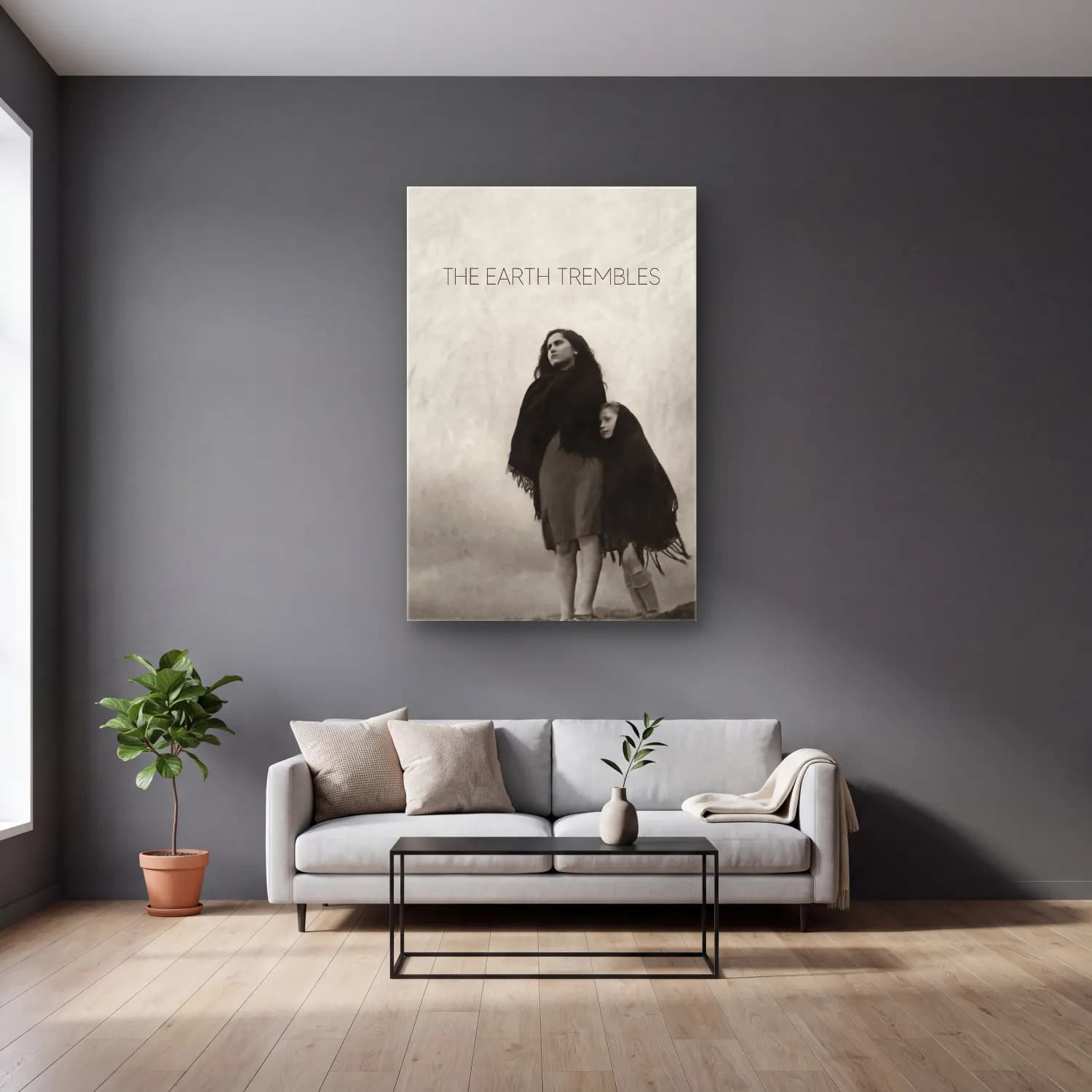 Vintage Poster Anne ve Çocuk – Siyah Beyaz Tonlar cam tablo — gri duvarlı salonda
