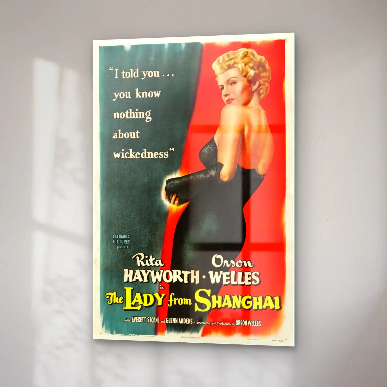 Vintage Poster Elbiseli Kadın No. 52 cam tablo — sağ açıdan görünüm