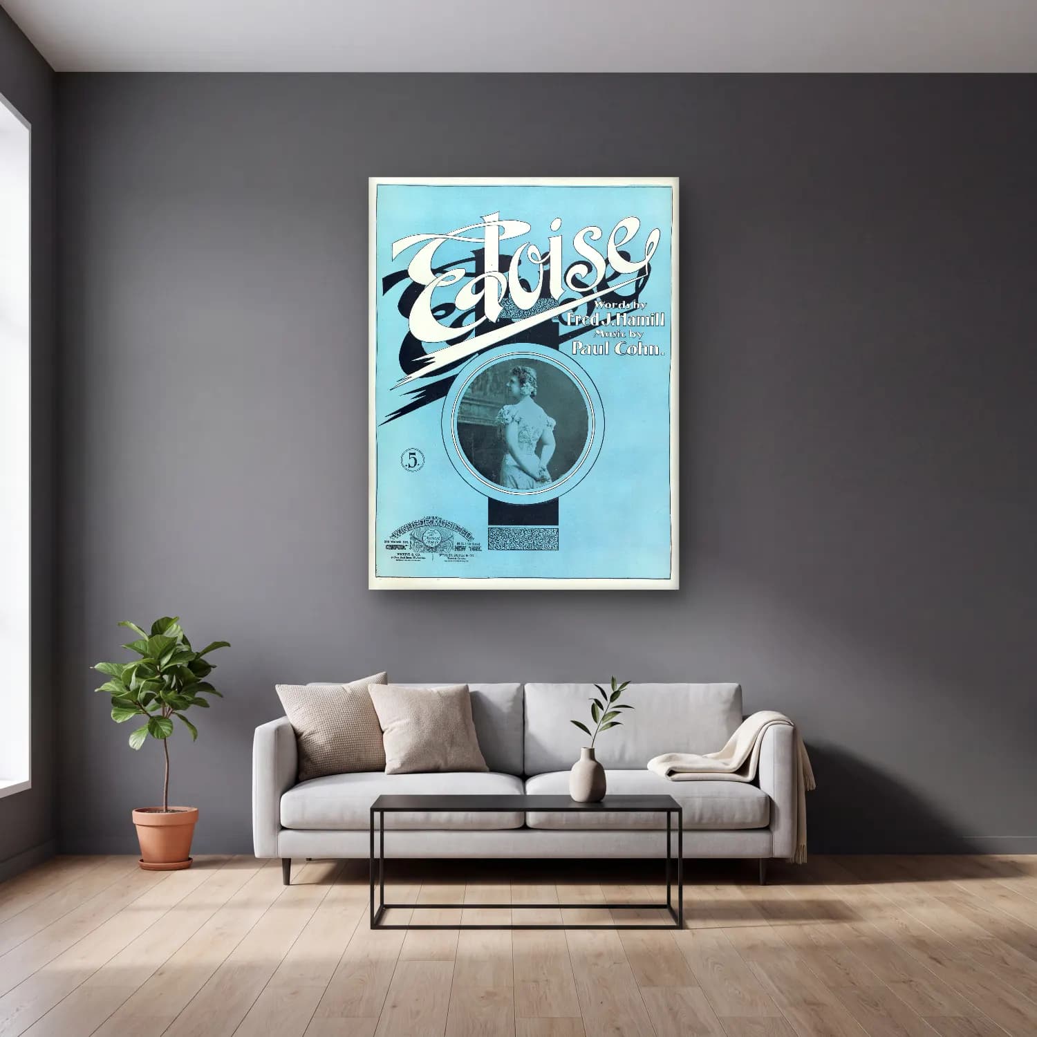 Vintage Poster Elbiseli Kadın No. 60 cam tablo — gri duvarlı salonda