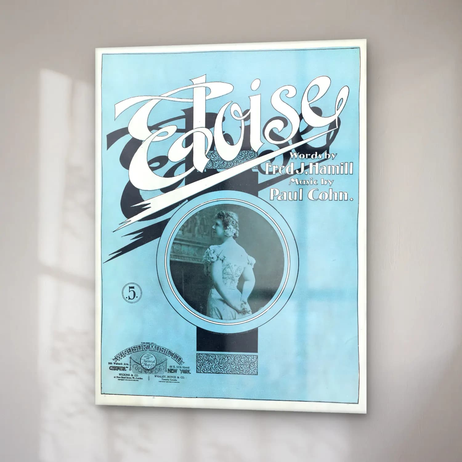 Vintage Poster Elbiseli Kadın No. 60 cam tablo — sağ açıdan görünüm