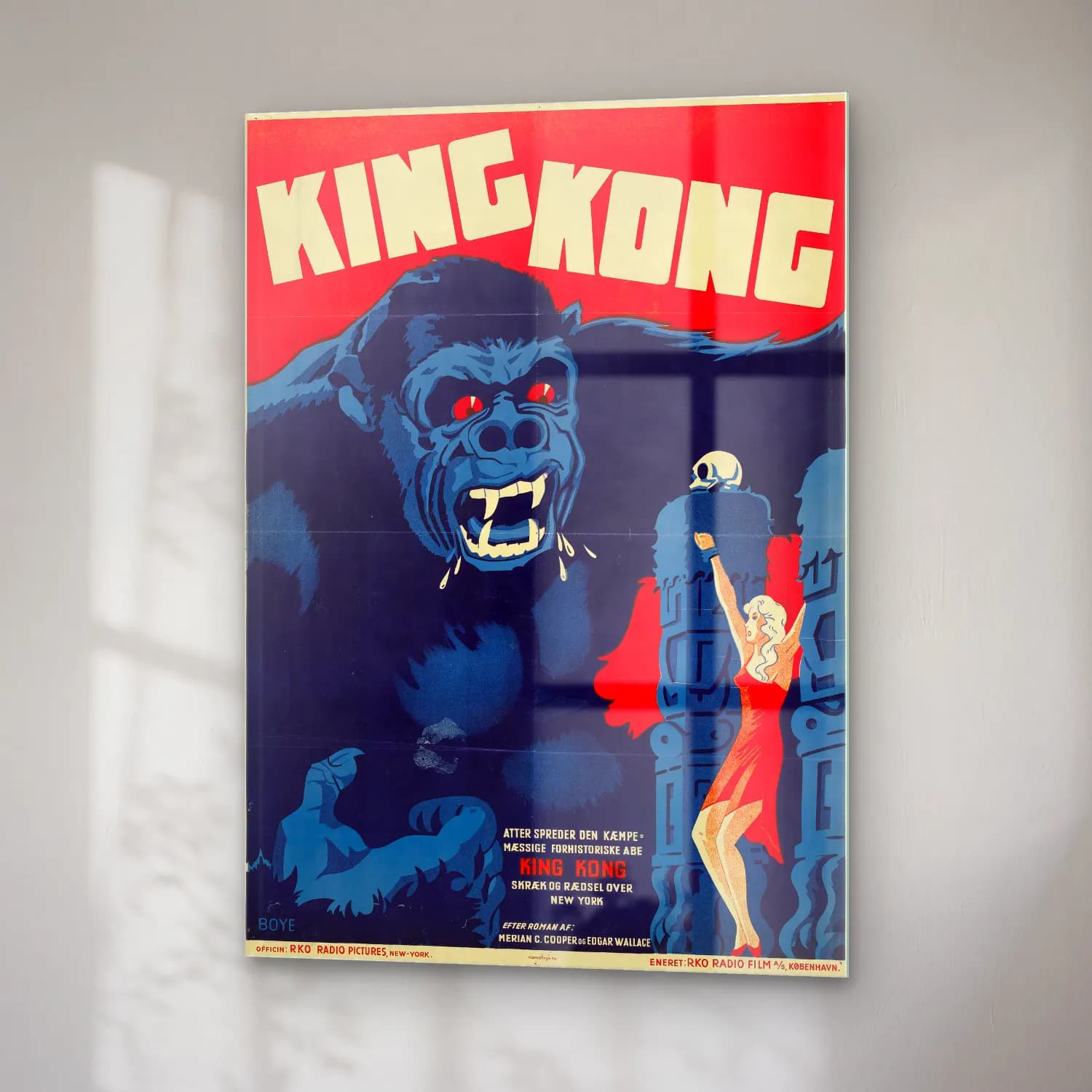 Vintage Poster Maymun – Kırmızı Tonlar cam tablo — sağ açıdan görünüm