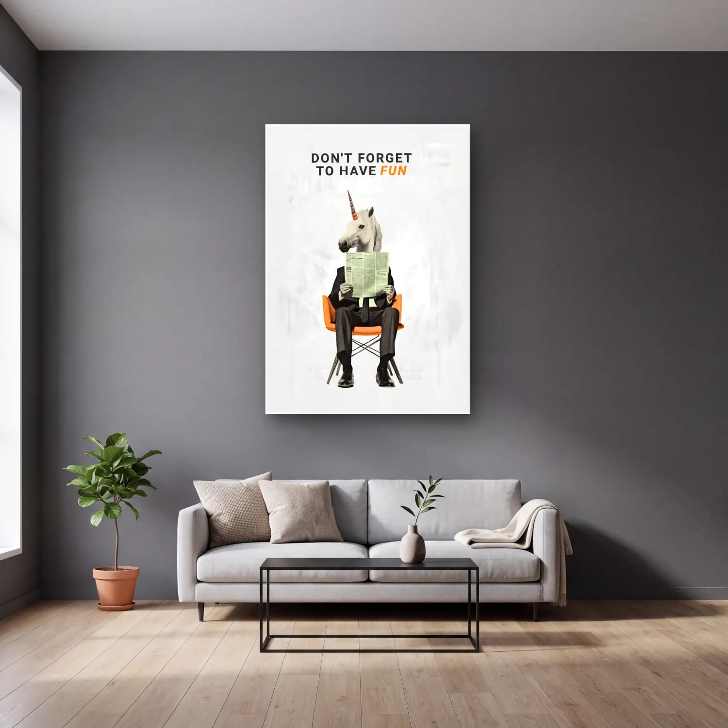 Vintage Poster Atlı – Turuncu Tonlar cam tablo — gri duvarlı salonda