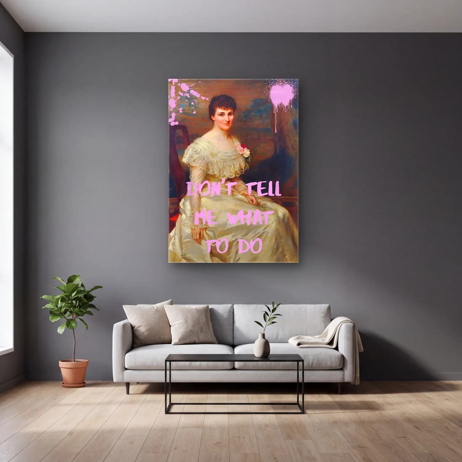 Vintage Poster Kadın Portresi – Pembe Tonlar cam tablo — gri duvarlı salonda
