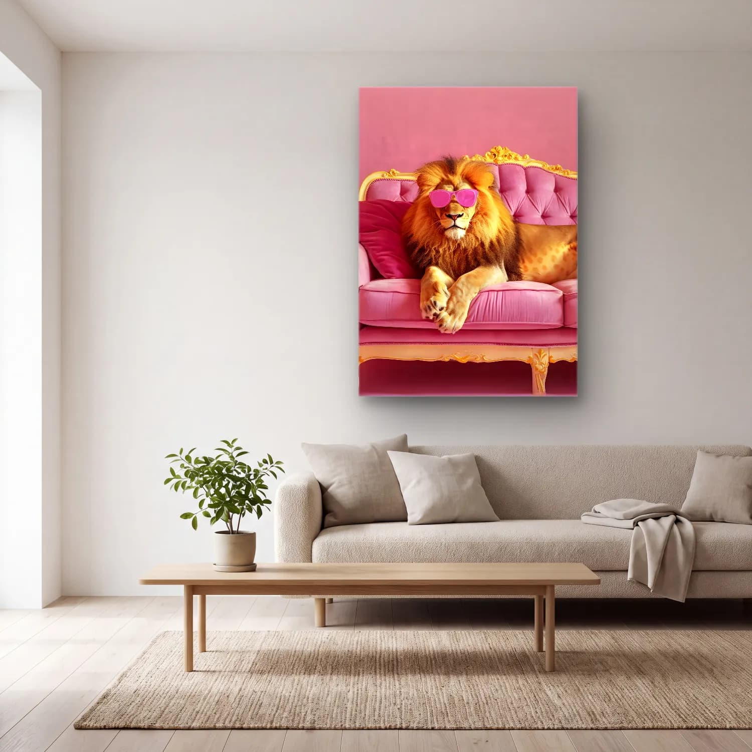 Maksimalist Aslan – Pembe Tonlar cam tablo — açık renk salonda