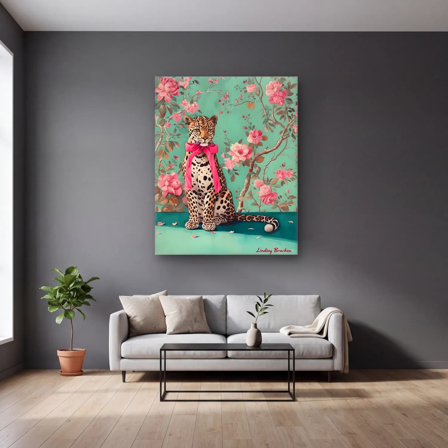 Pastel Leopar No. 21 cam tablo — gri duvarlı salonda