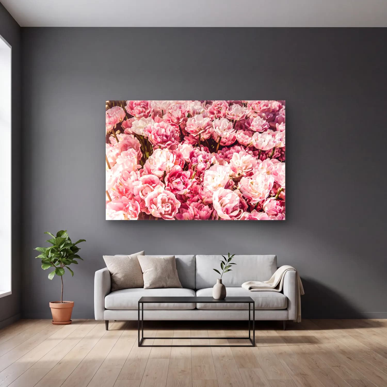 Pastel Pembe Şakayıklar No. 11 cam tablo — gri duvarlı salonda