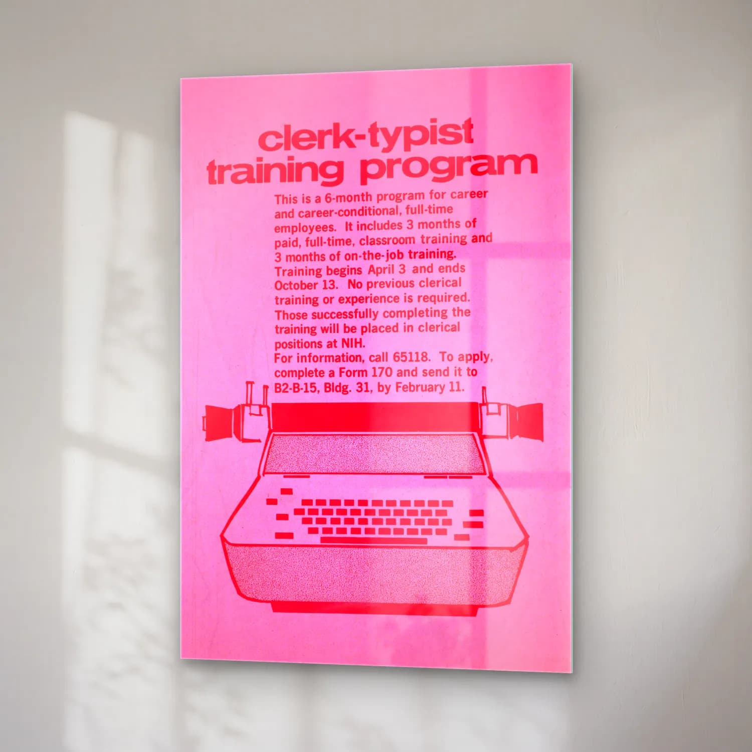 Vintage Poster Yazılı Tasarım No. 29 cam tablo — sağ açıdan görünüm