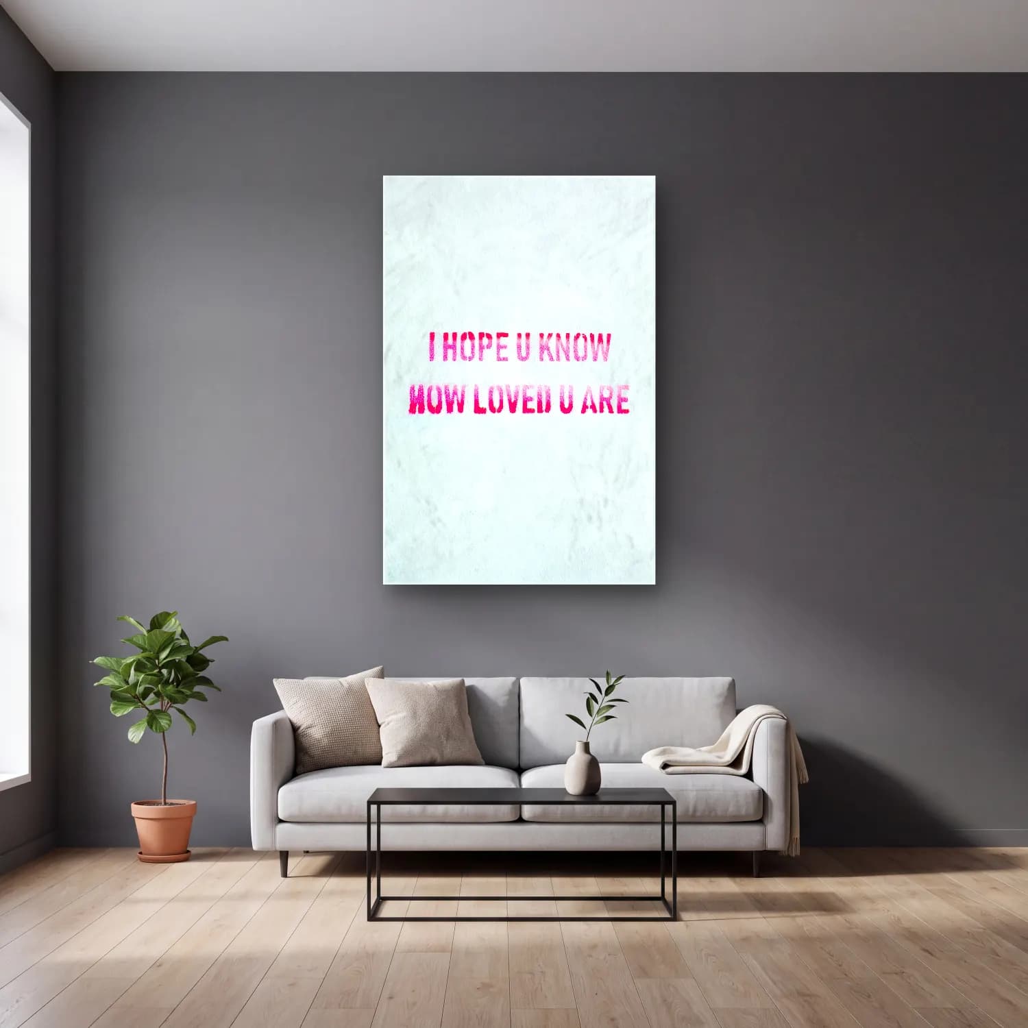 Pastel Yazılı Tasarım No. 66 cam tablo — gri duvarlı salonda