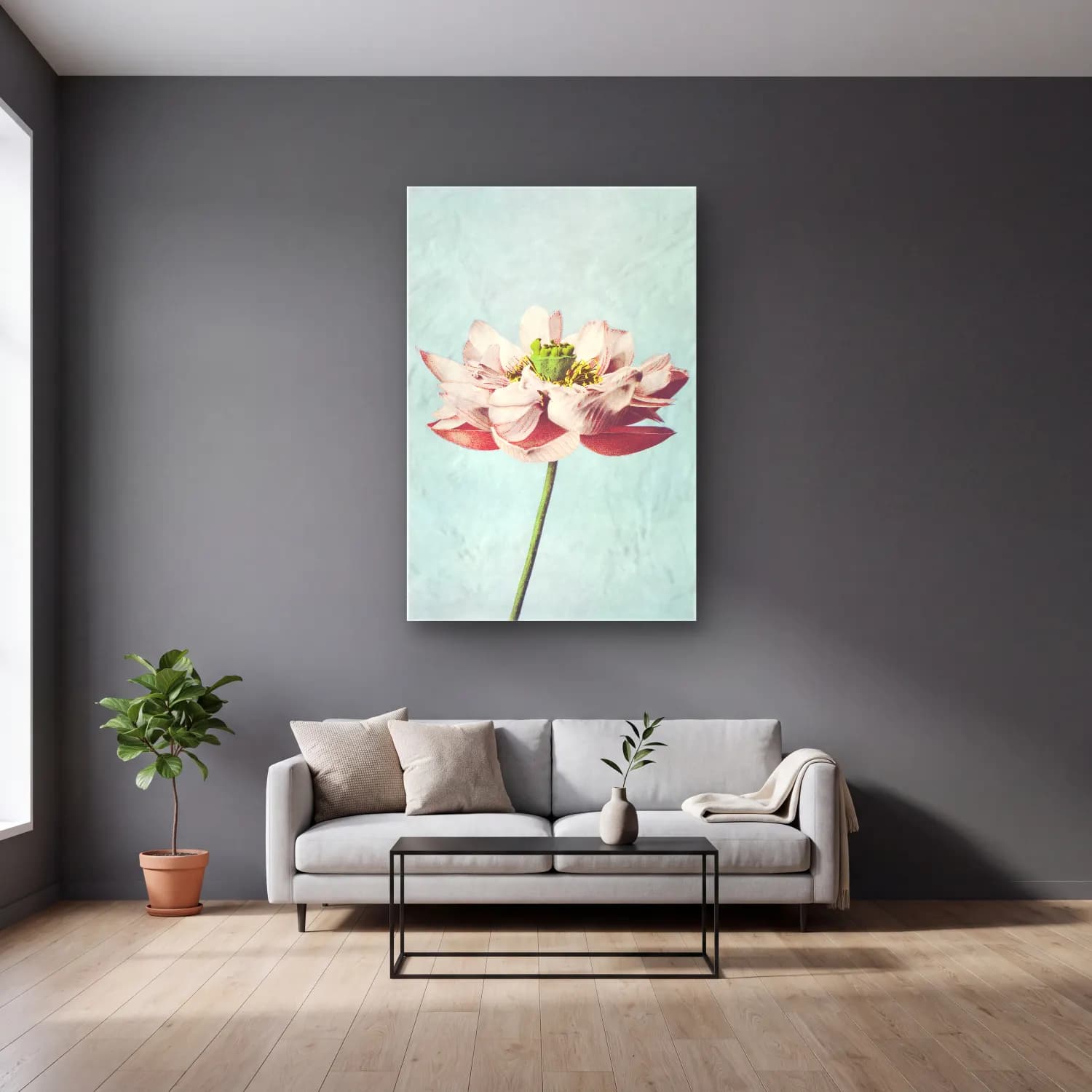 Pastel Lotus Çiçekleri No. 7 cam tablo — gri duvarlı salonda