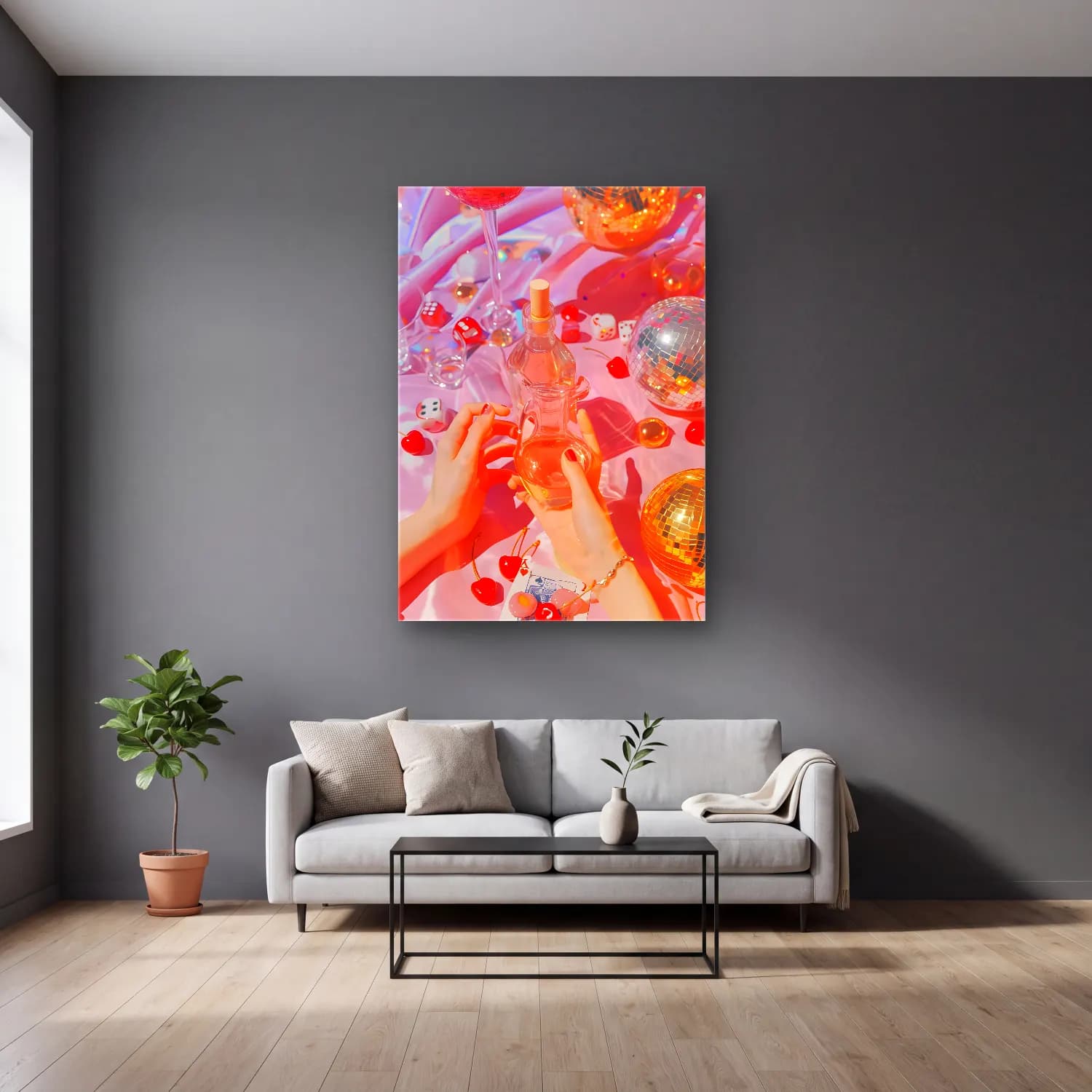 Pastel Parfüm Şişesi No. 7 cam tablo — gri duvarlı salonda