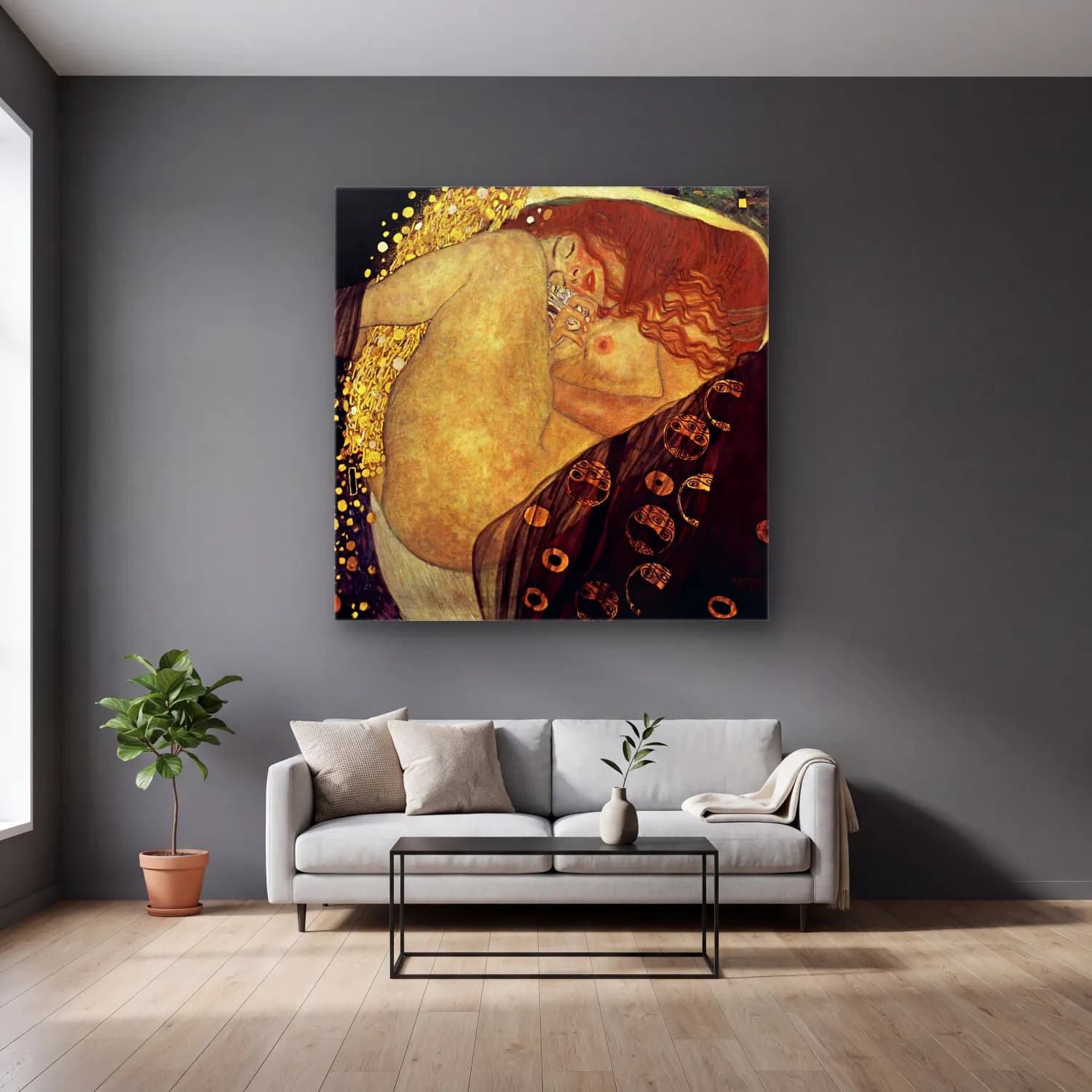 Vintage Aşıklar No. 6 cam tablo — gri duvarlı salonda