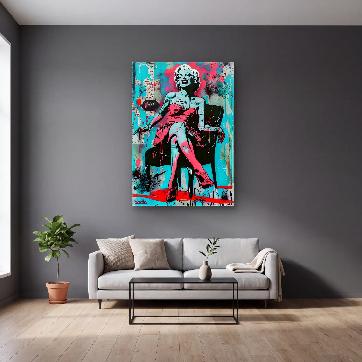 Pop Art Elbiseli Kadın cam tablo — gri duvarlı salonda