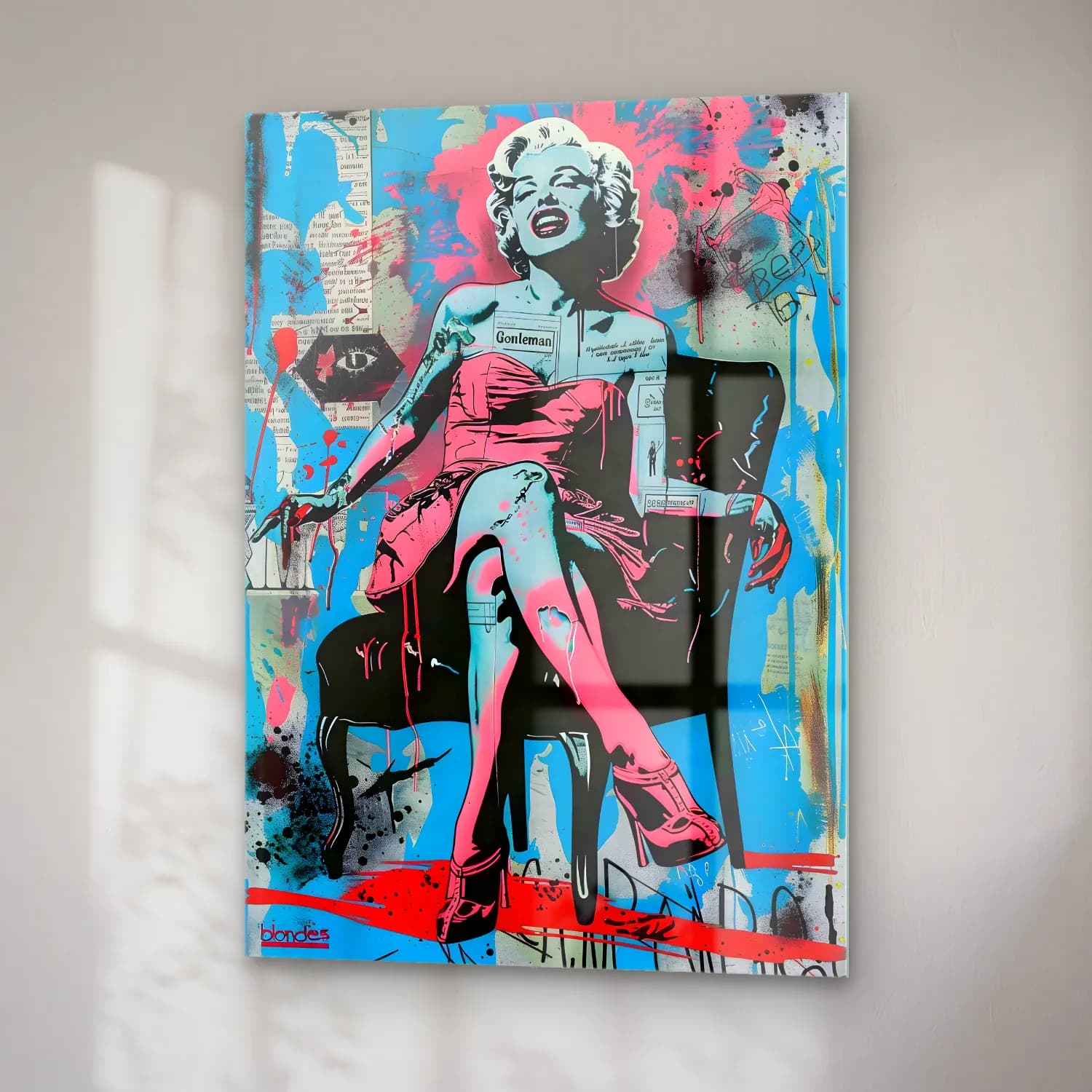 Pop Art Elbiseli Kadın cam tablo — sağ açıdan görünüm
