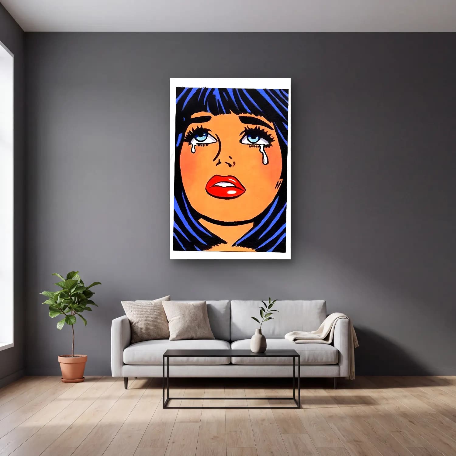 Pop Art Kadın Portresi No. 36 cam tablo — gri duvarlı salonda