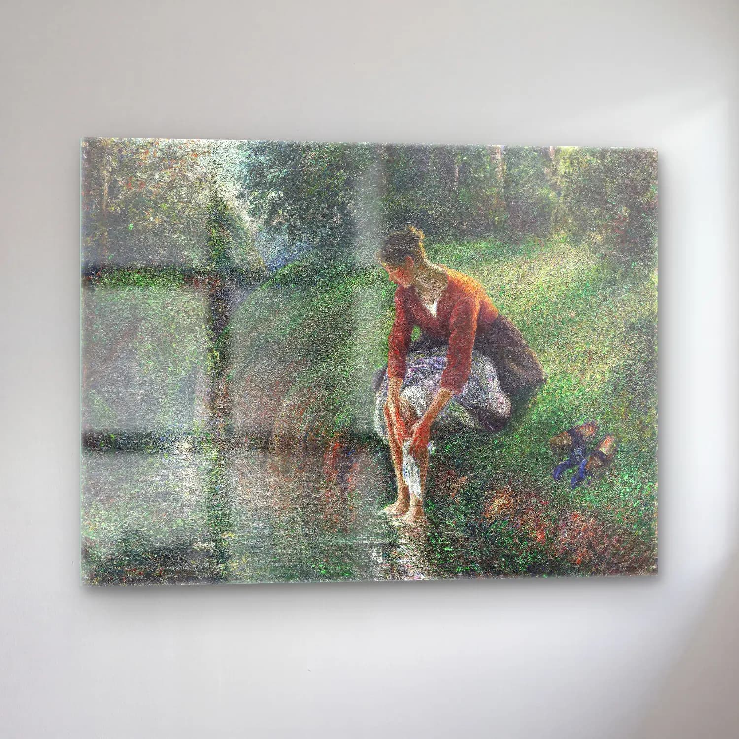 Camille Pissarro – Woman Bathing Her Feet in a Brook – Pastel Tonlar cam tablo — sol açıdan görünüm